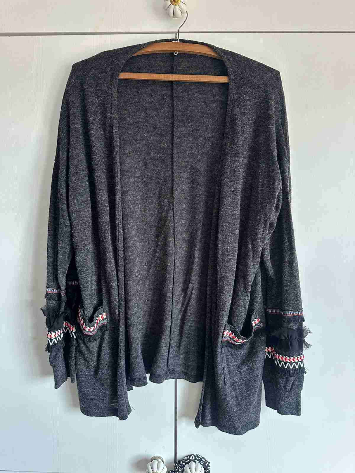 Cardigan gris con detalles bordados - miniatura 1