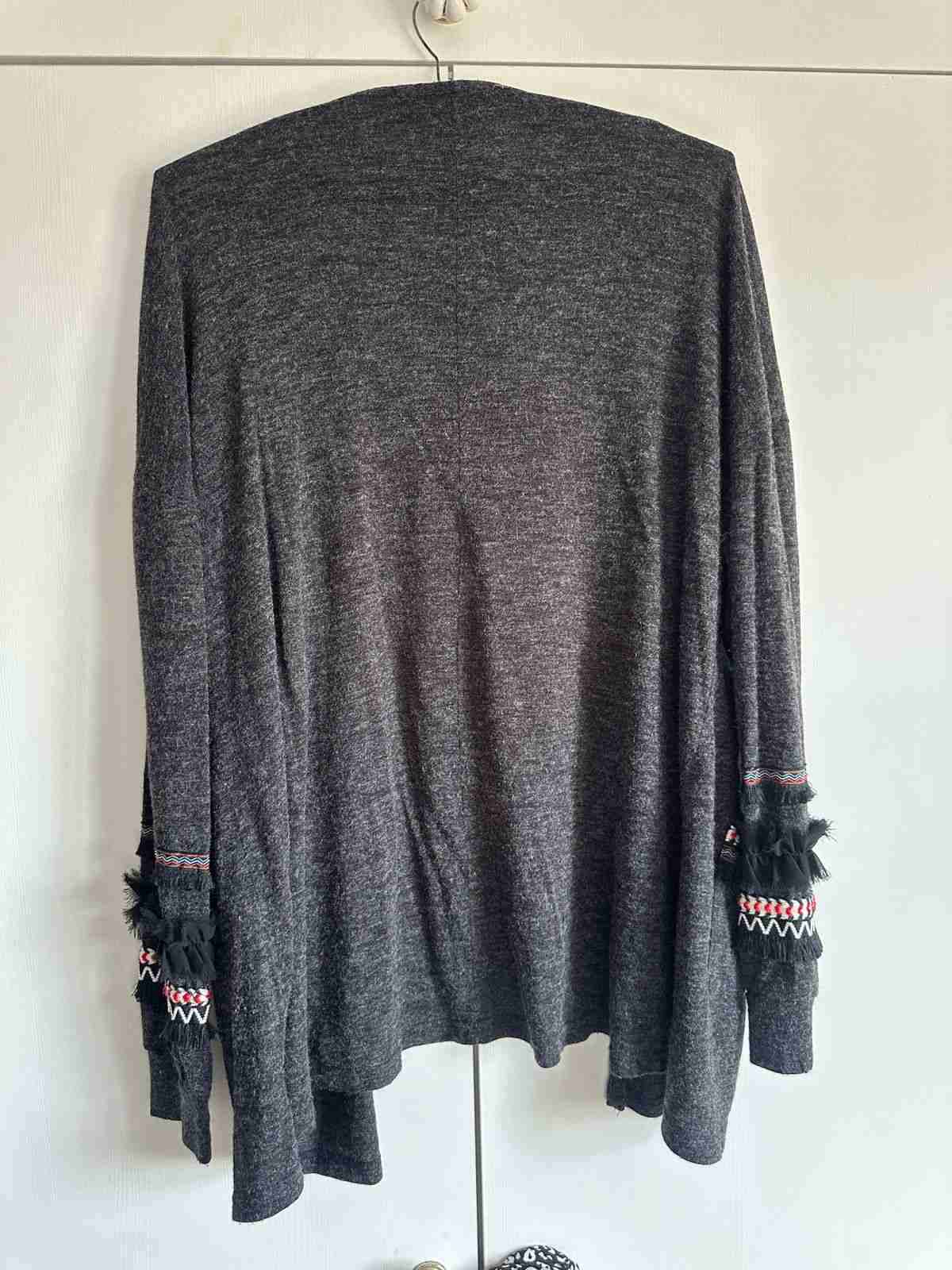 Cardigan gris con detalles bordados - miniatura 2