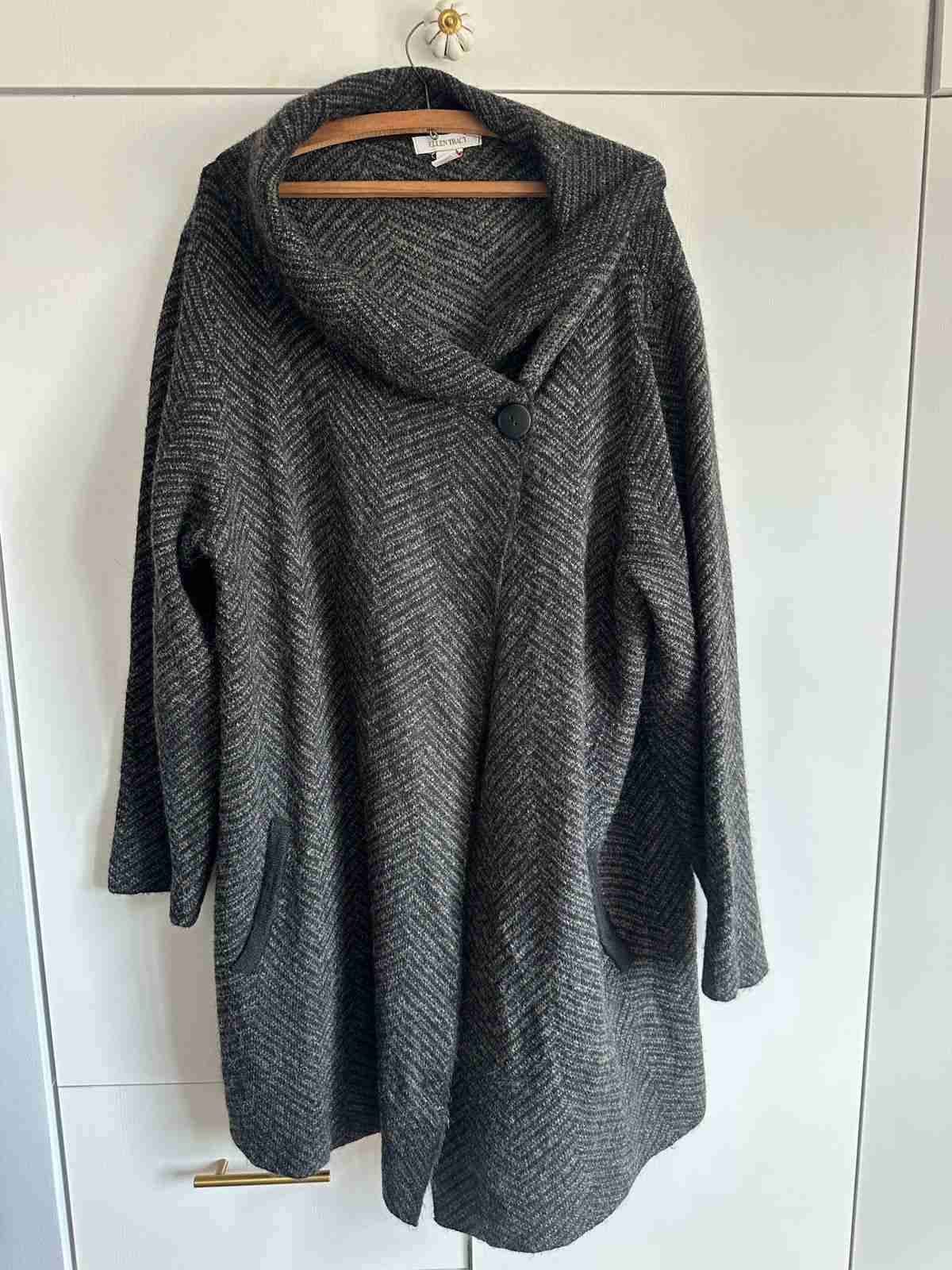 Abrigo gris con solapa - 1