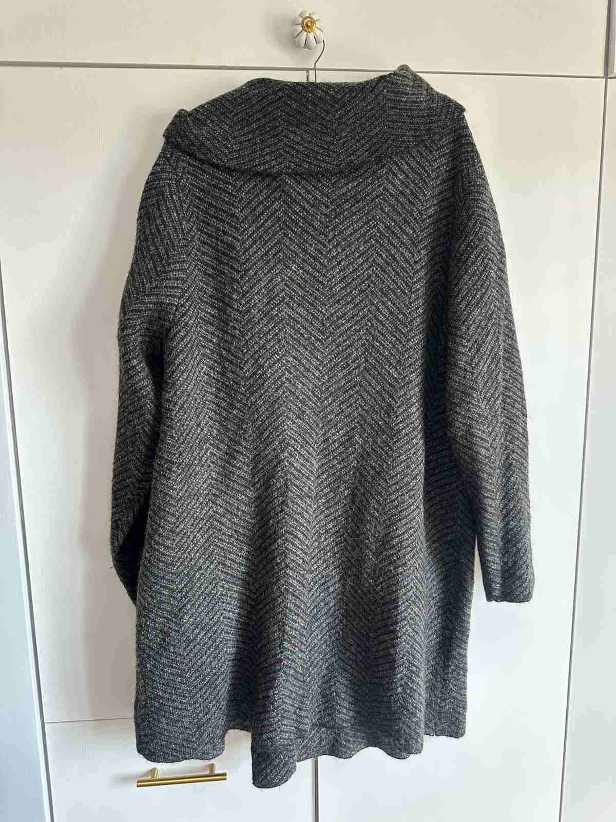 Abrigo gris con solapa - 2