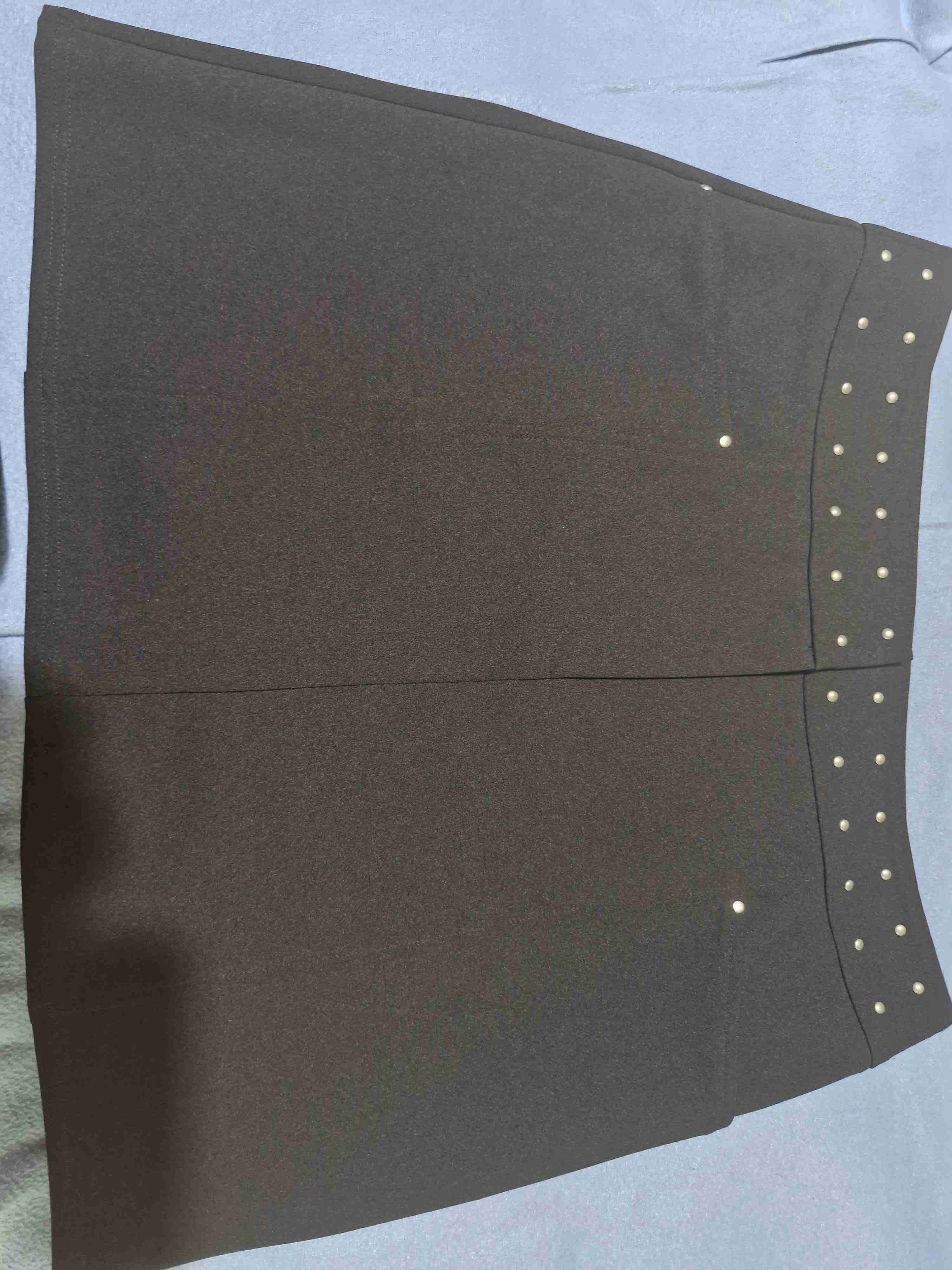 Falda negra con detalles - miniatura 1