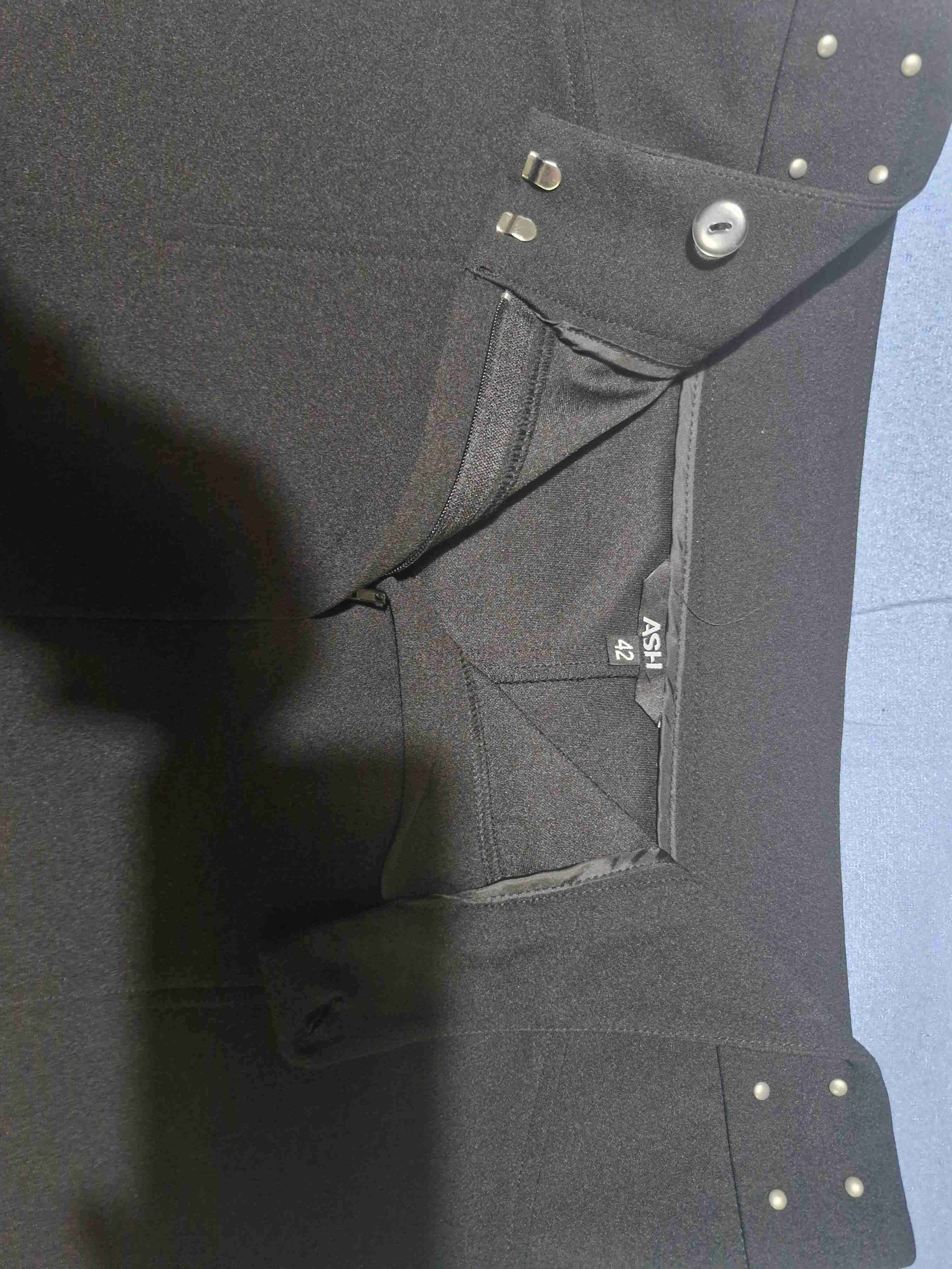 Falda negra con detalles - miniatura 3