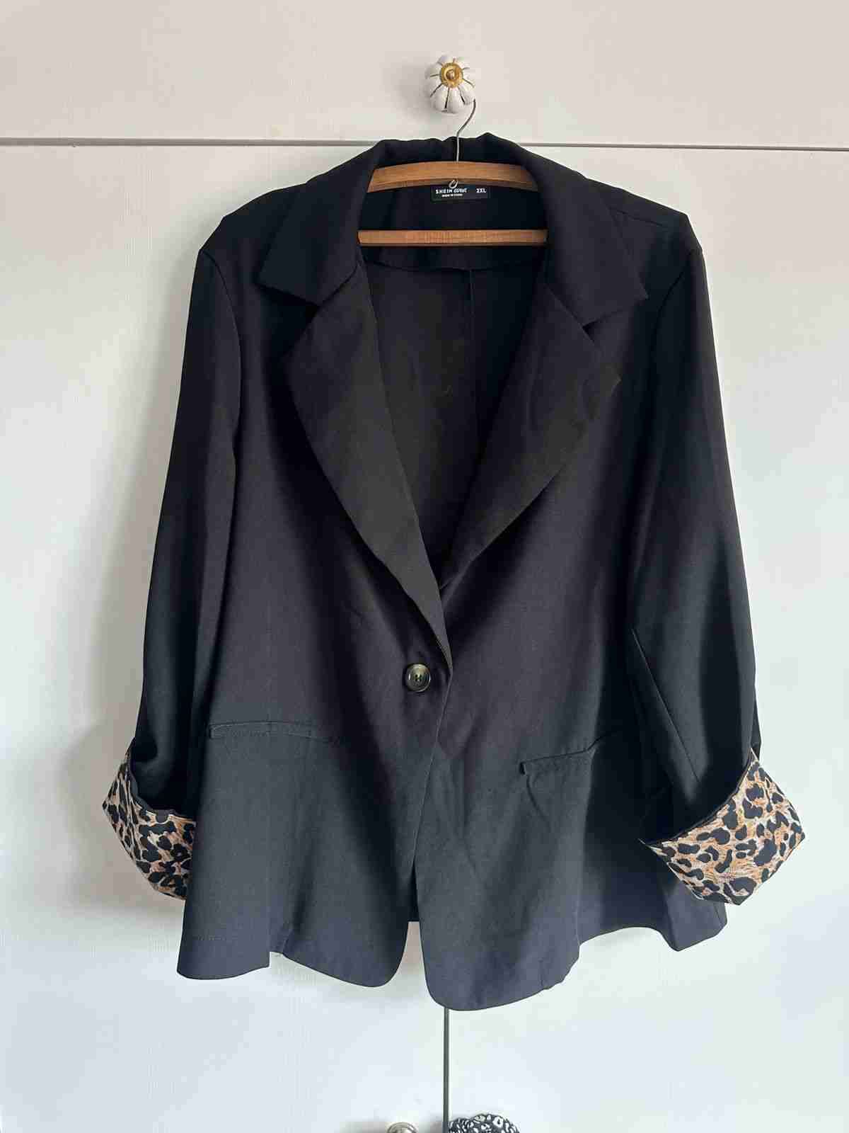 Blazer negro con detalles animal print - miniatura 1