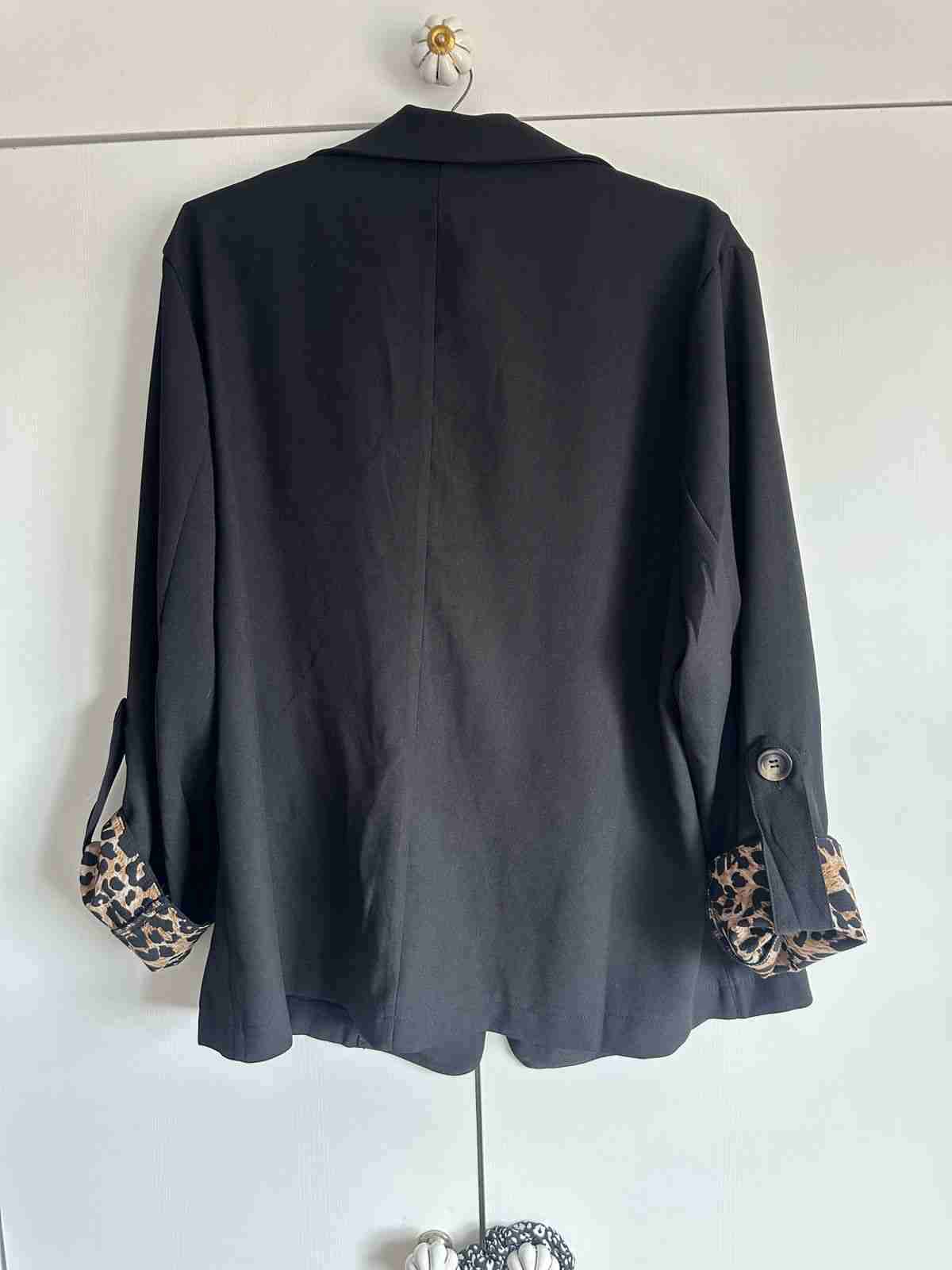 Blazer negro con detalles animal print - miniatura 2