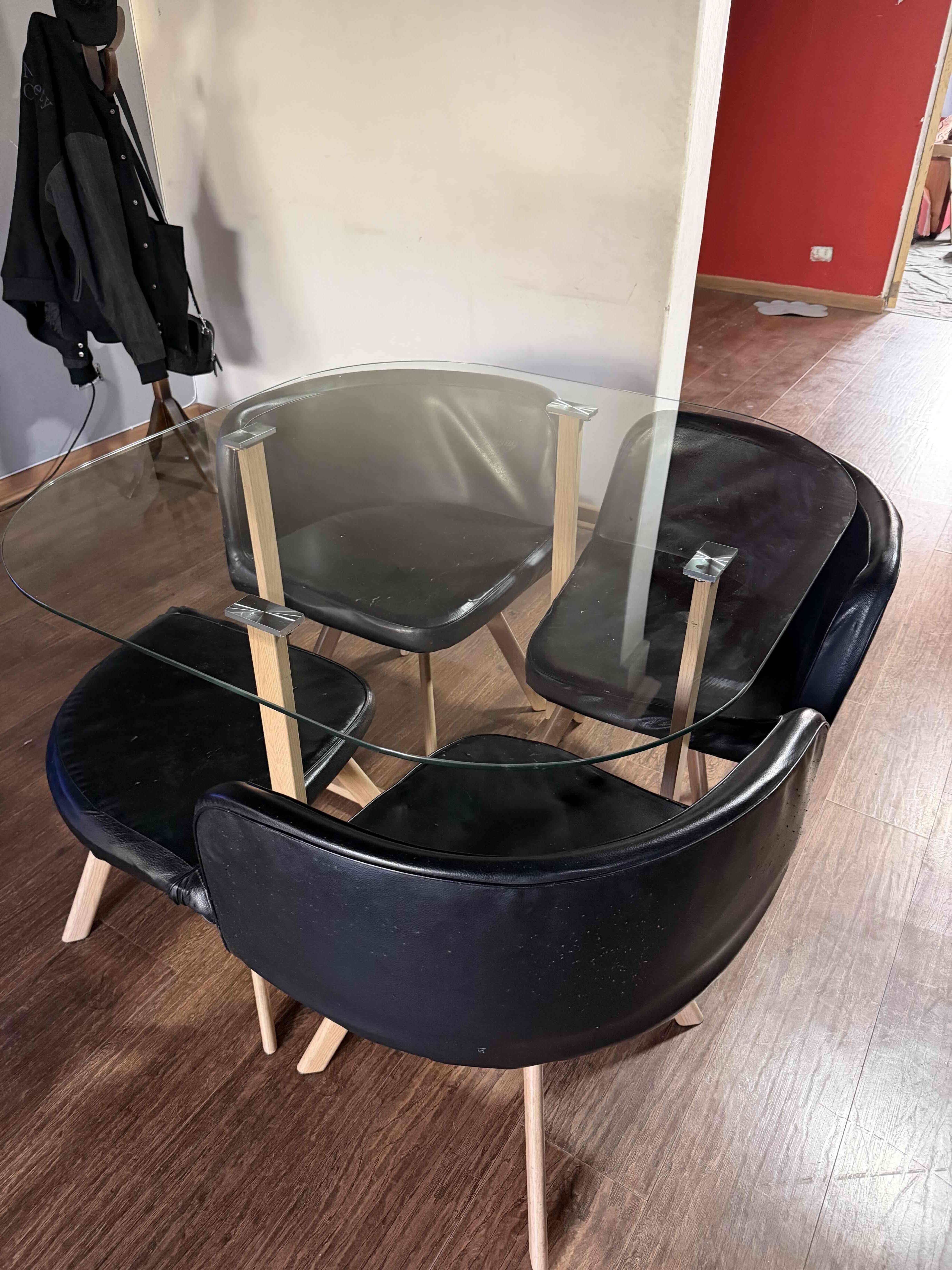 Mesa de vidrio con sillas negras - 1