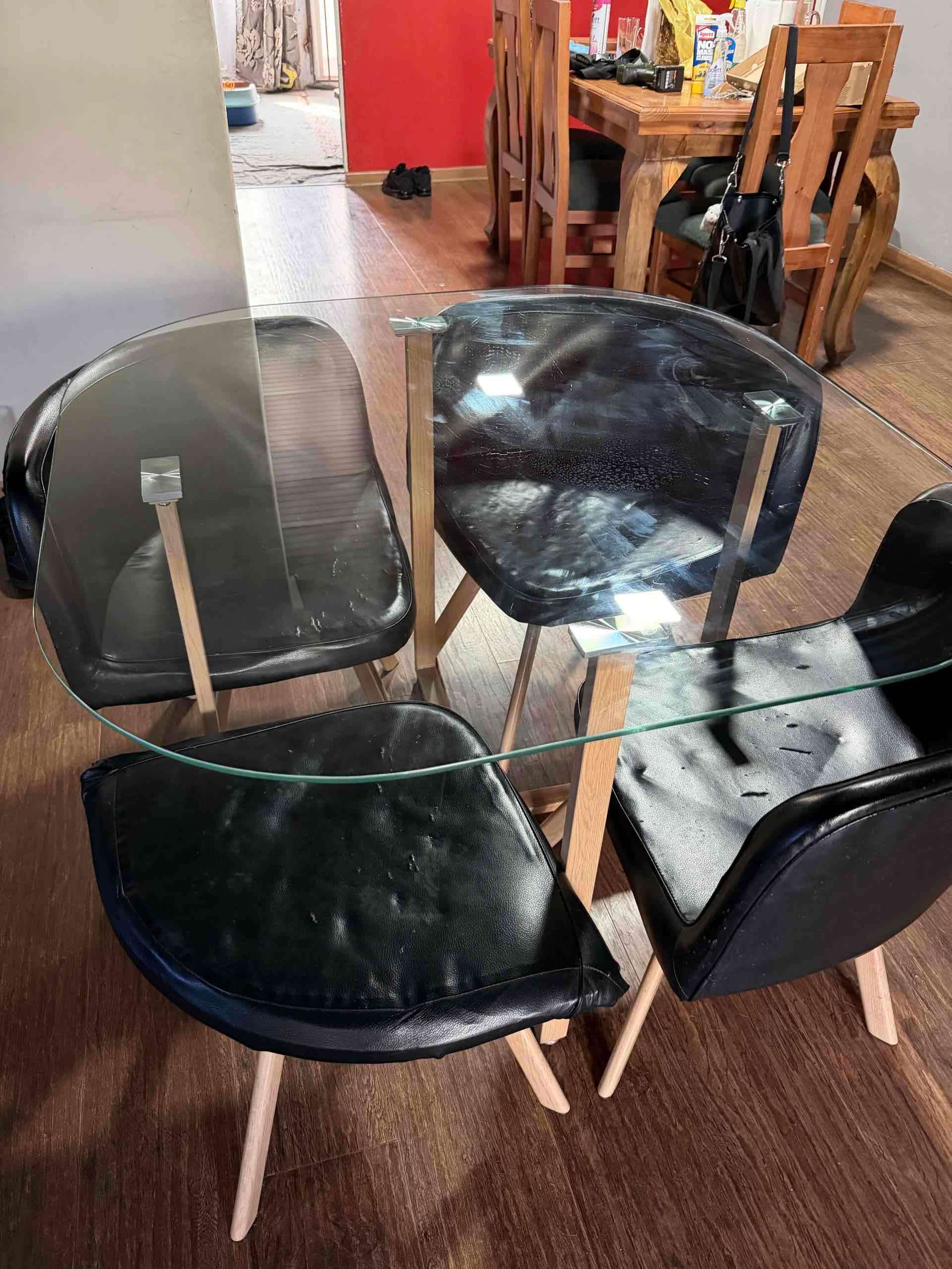 Mesa de vidrio con sillas negras - 2