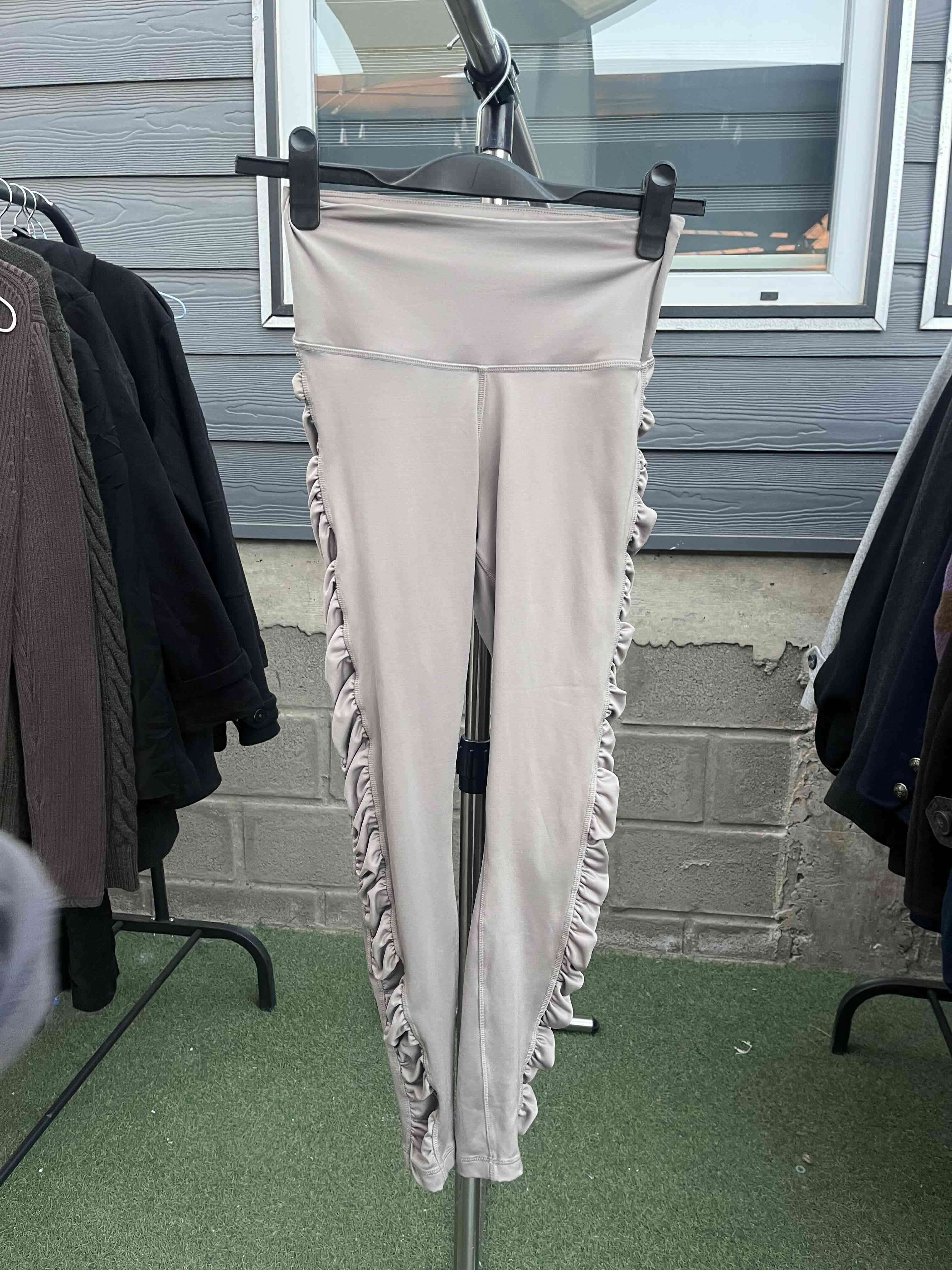 Leggings beige con volantes - miniatura 1