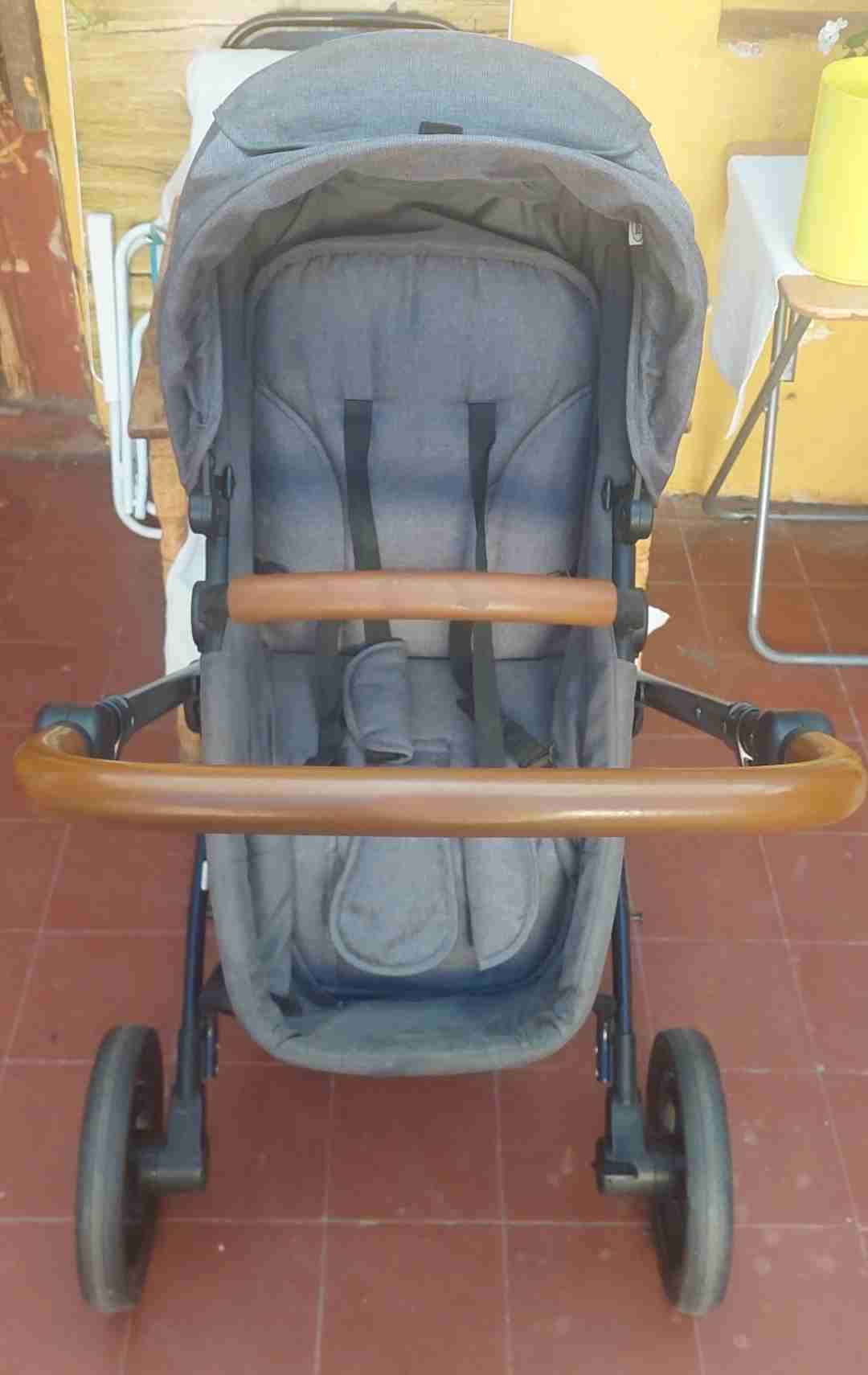 Coche de bebé gris con mango café , marca Bebesit