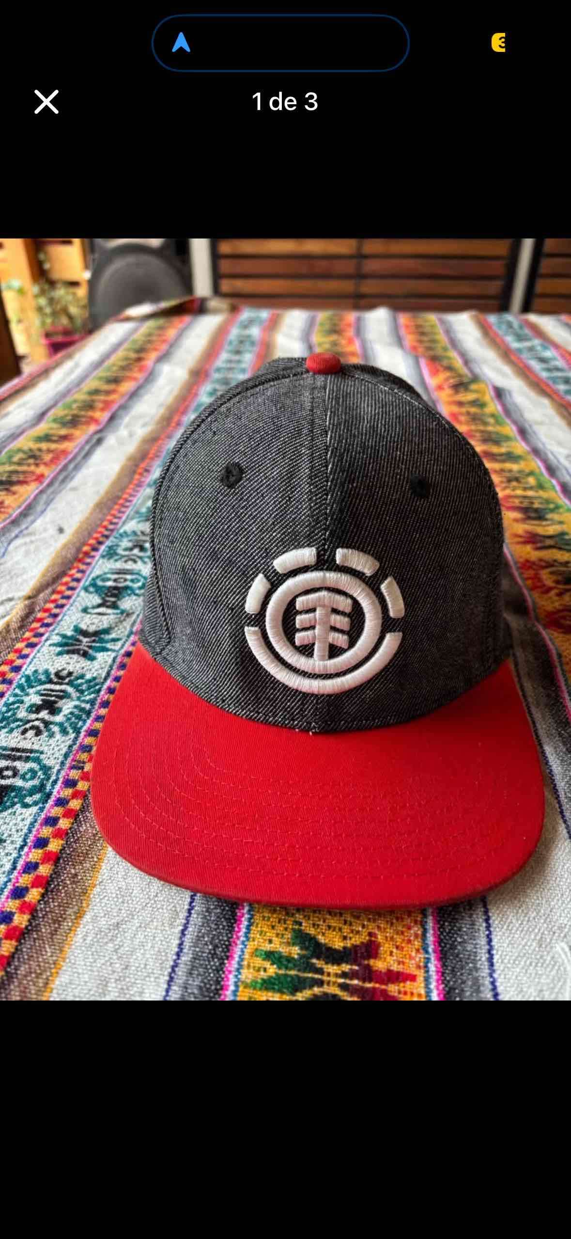 Gorra negra y roja con logo - 1