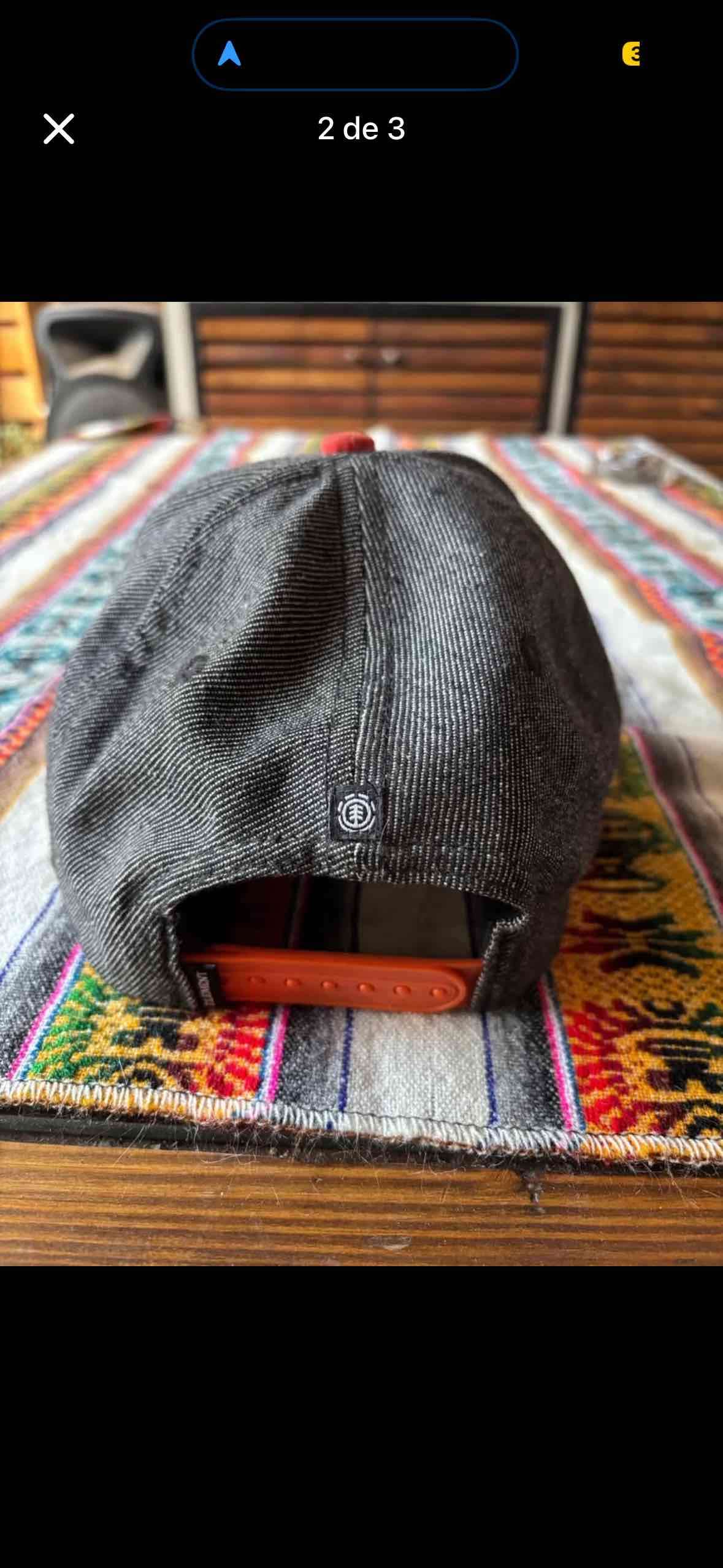 Gorra negra y roja con logo - 2