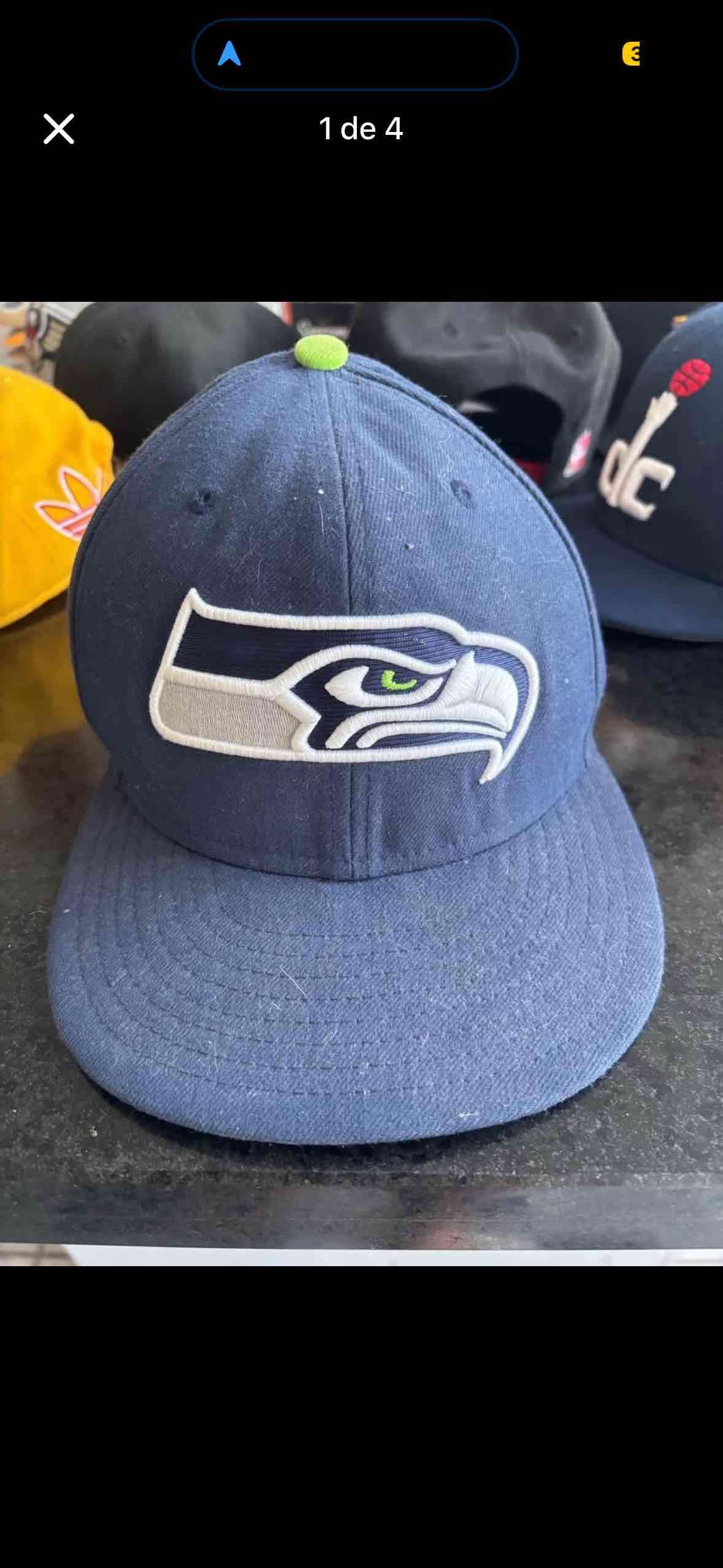 Gorra azul con logo bordado - 1