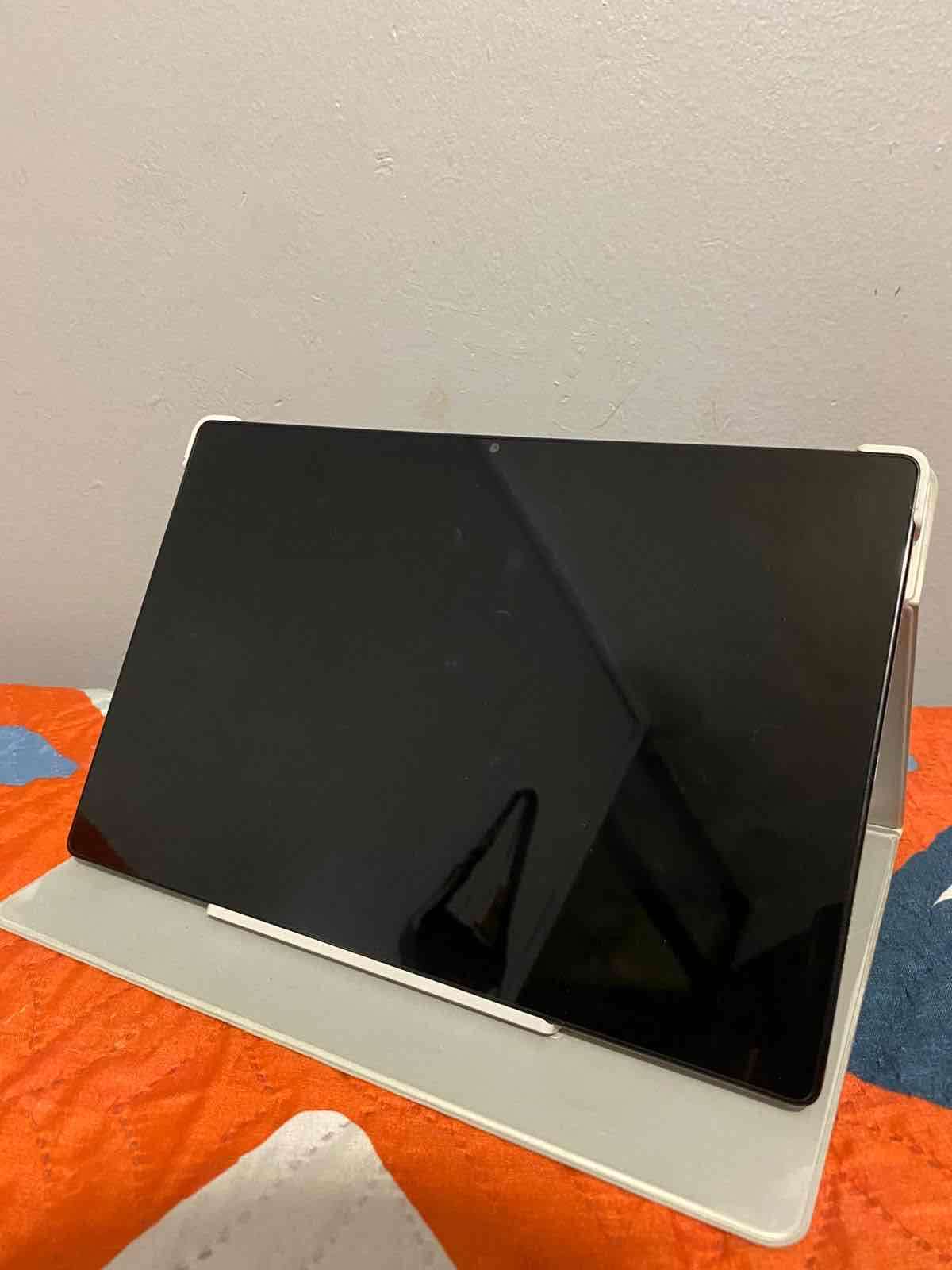 Tablet Samsung Tab A8 con cover - miniatura 2