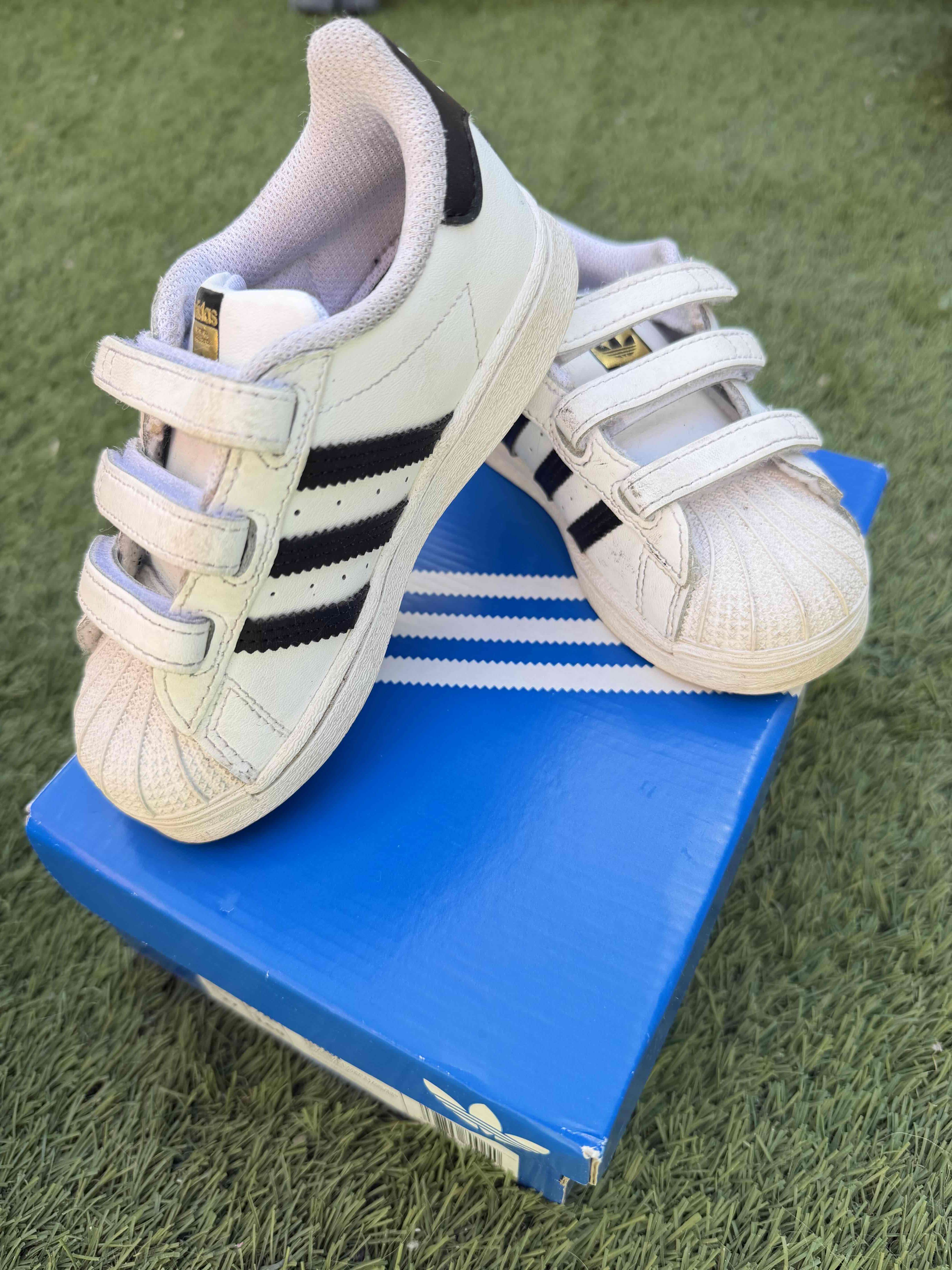 Zapatillas Adidas blancas con velcro - miniatura 4