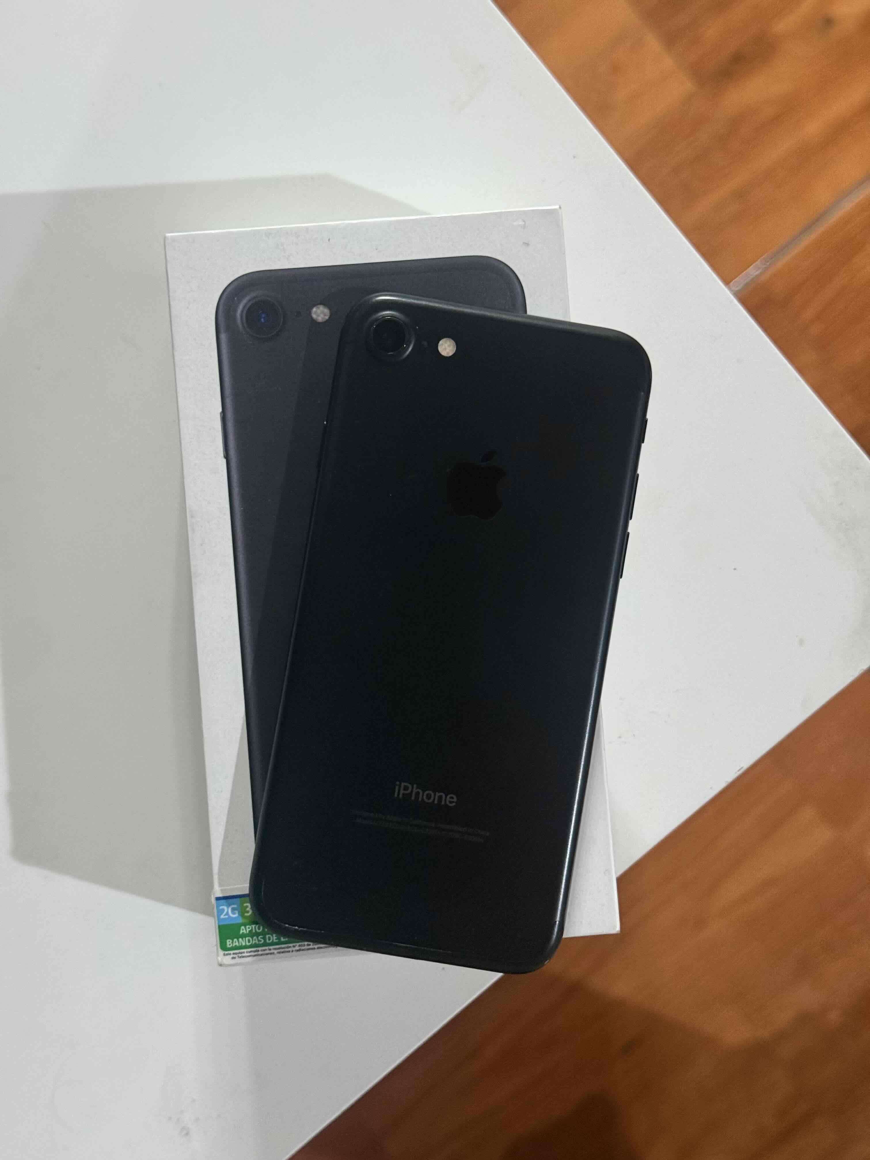 iPhone 7 Black - 32 gb con caja - miniatura 1