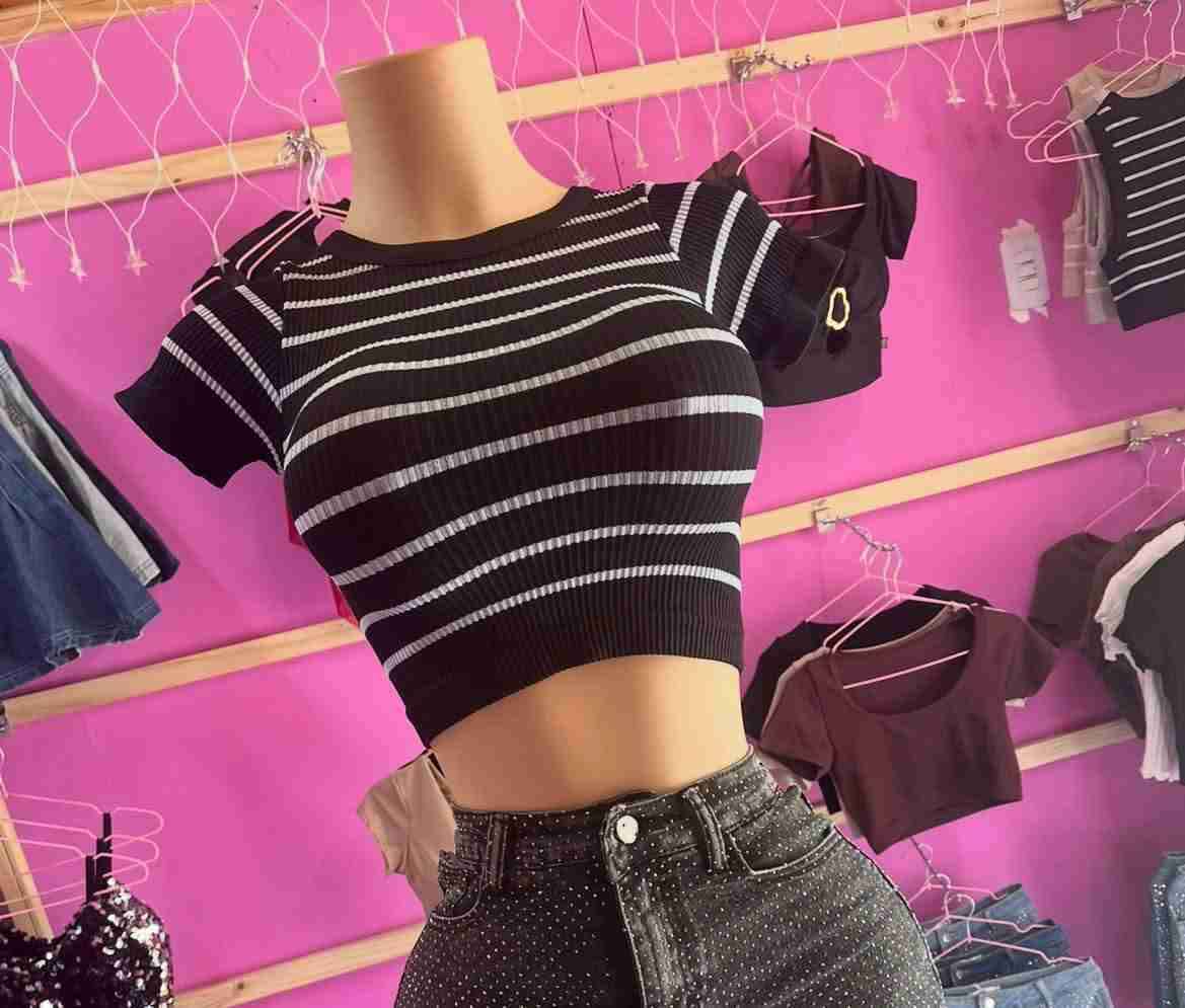 Crop top de rayas negro y blanco