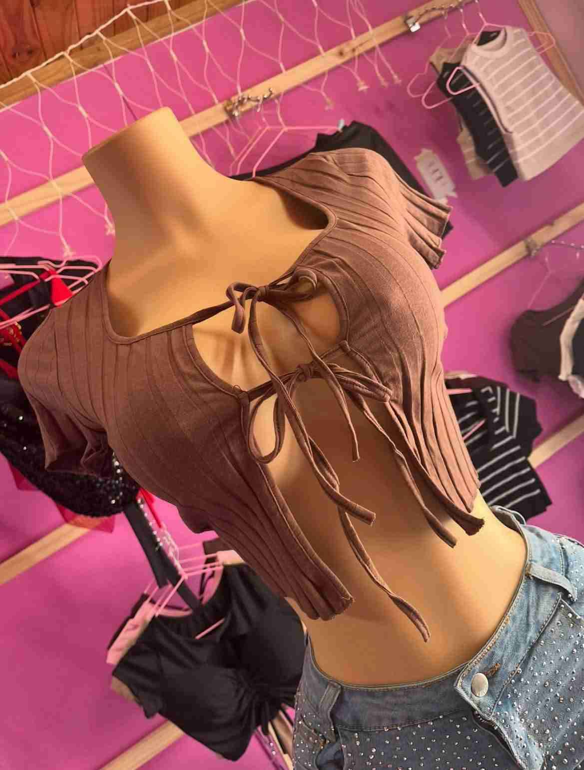 Polera café con amarre