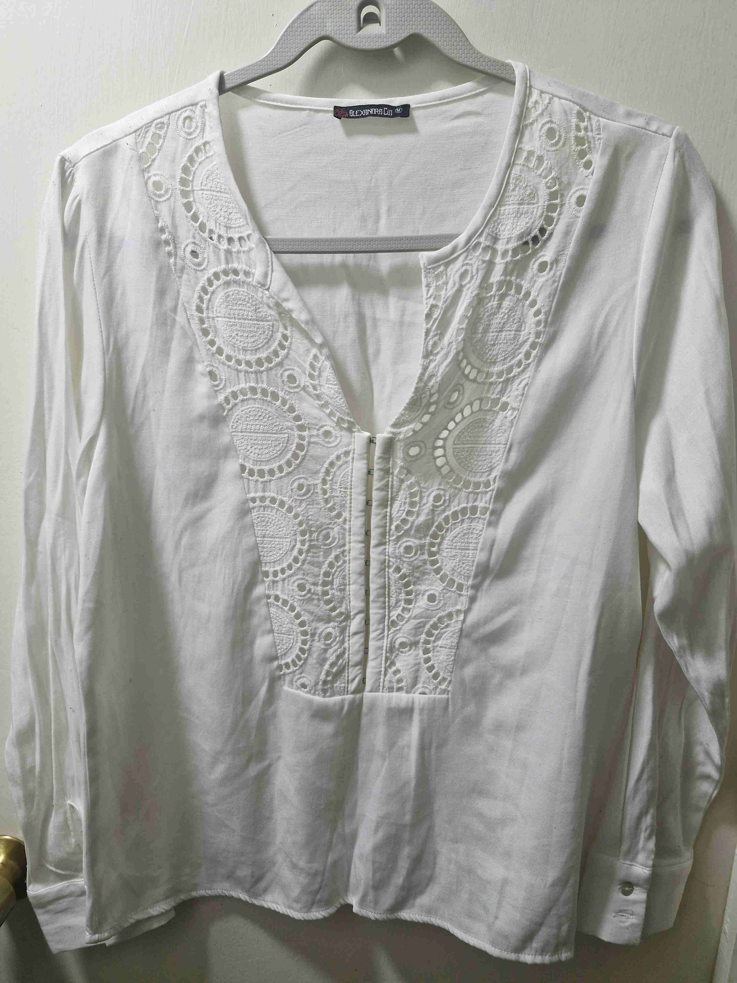 Blusa blanca con bordado - miniatura 1