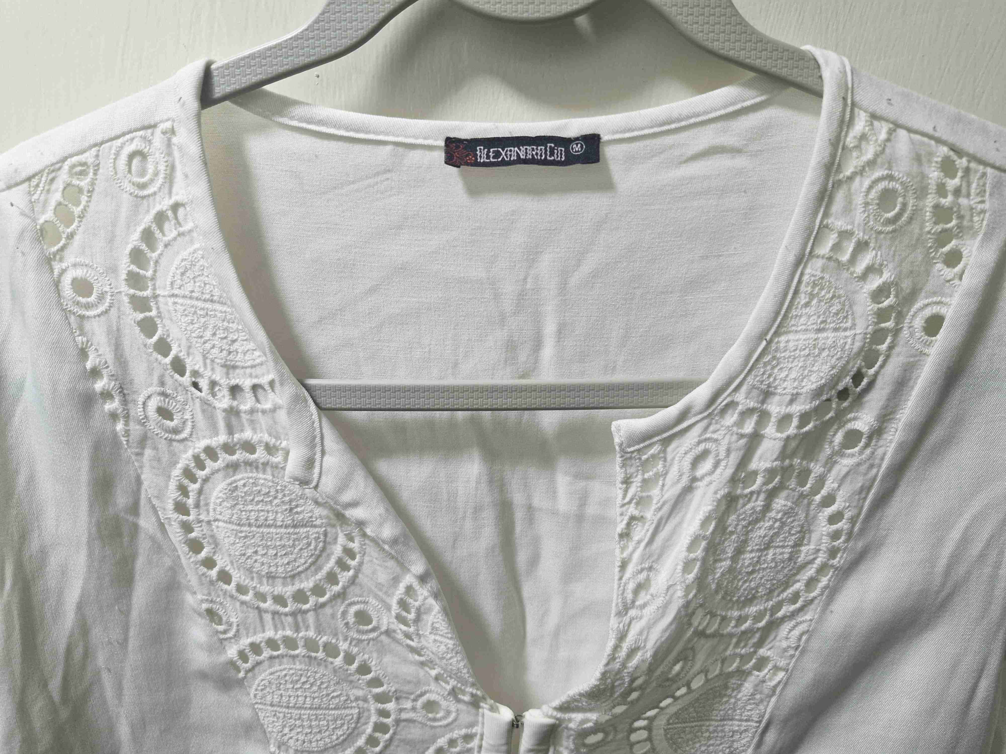 Blusa blanca con bordado - miniatura 3