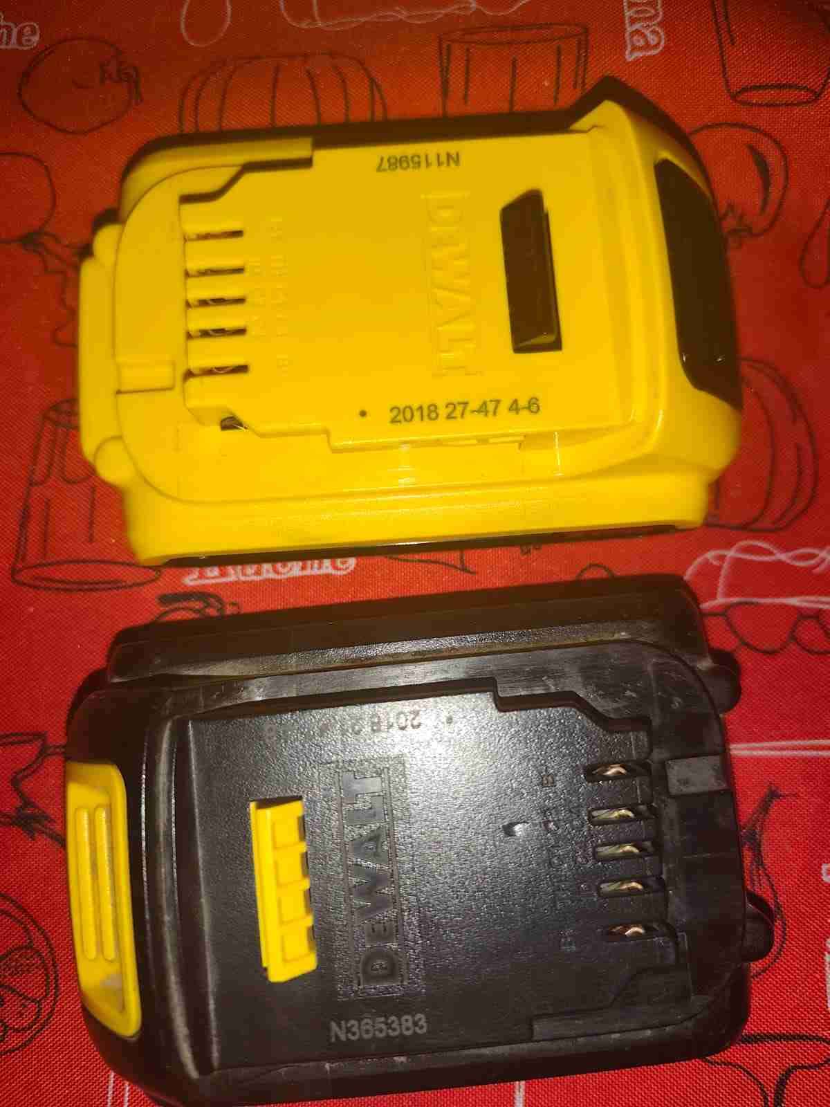 Baterías DeWalt amarilla y negra - miniatura 1