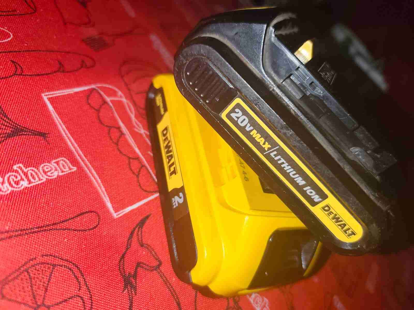 Baterías DeWalt amarilla y negra - miniatura 2