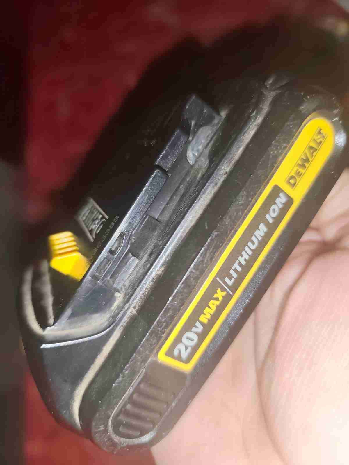 Baterías DeWalt amarilla y negra - miniatura 3