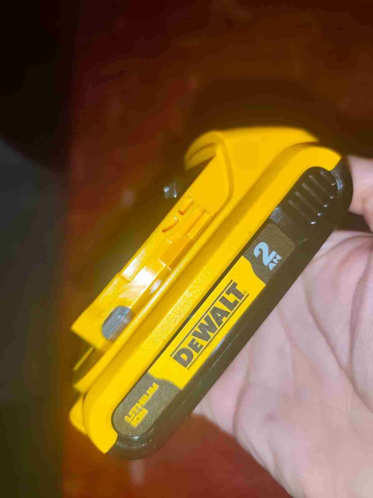 Baterías DeWalt amarilla y negra - miniatura 4