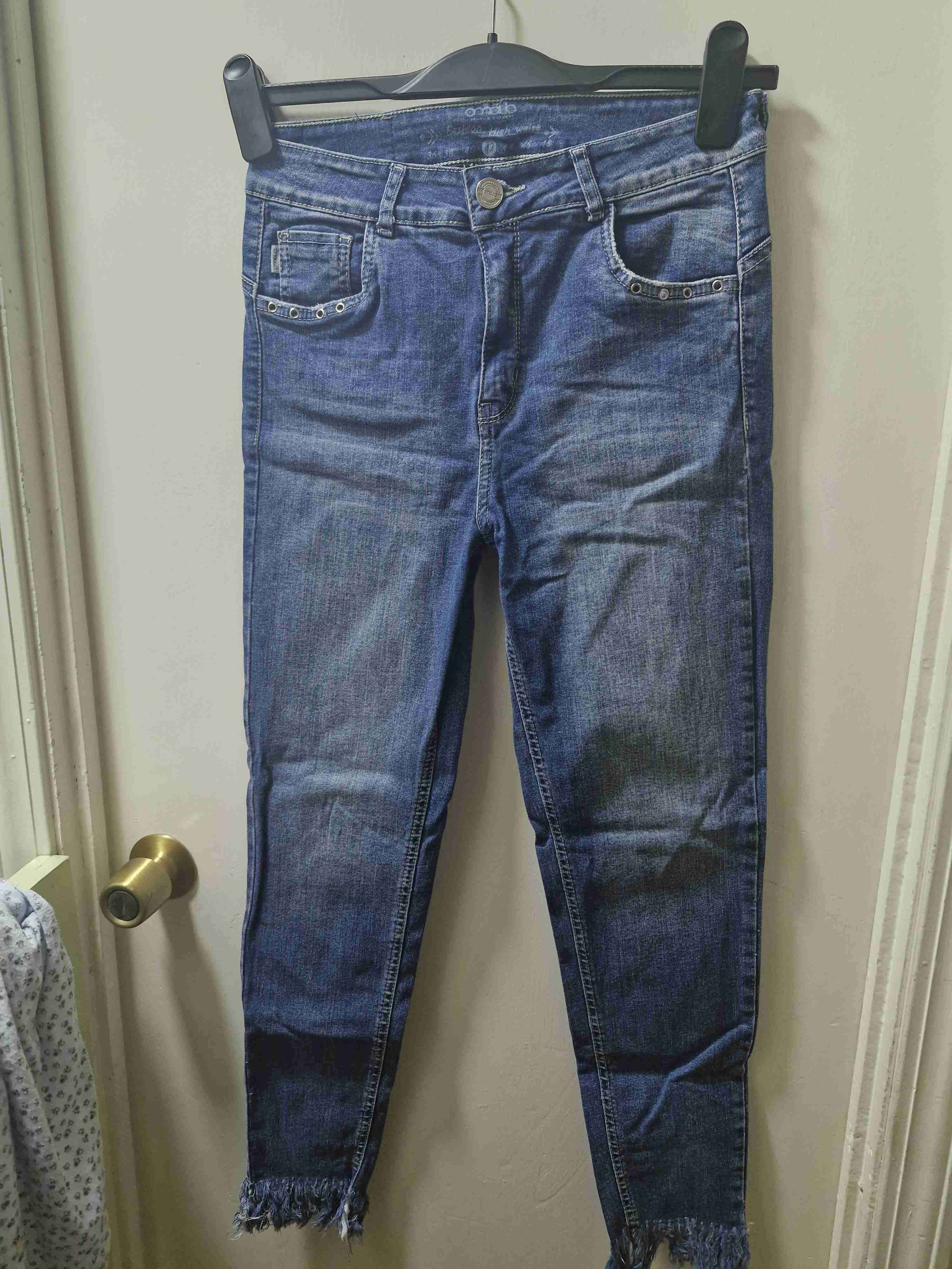 Jeans azules con detalles desgastados - 1