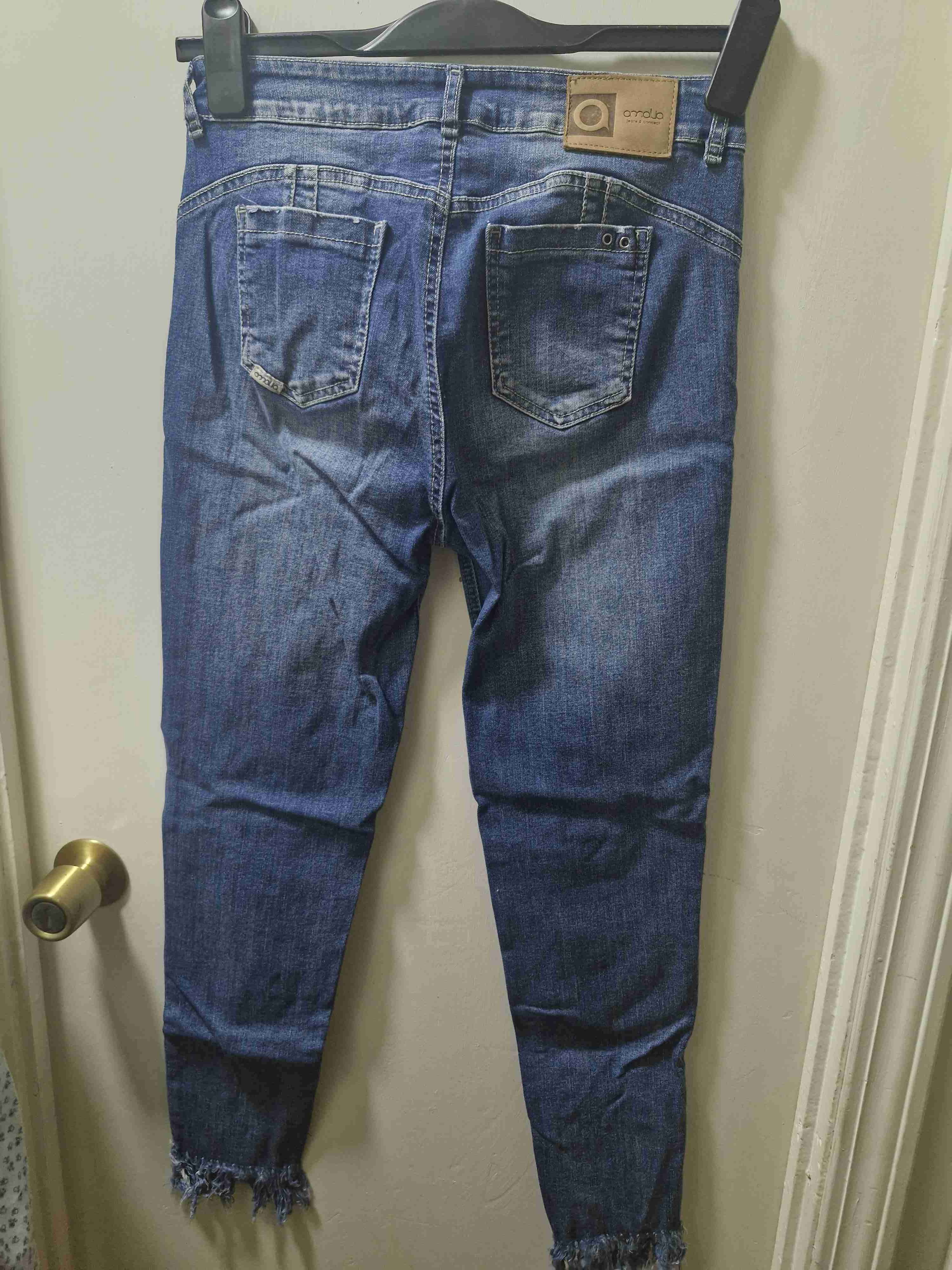 Jeans azules con detalles desgastados - 2