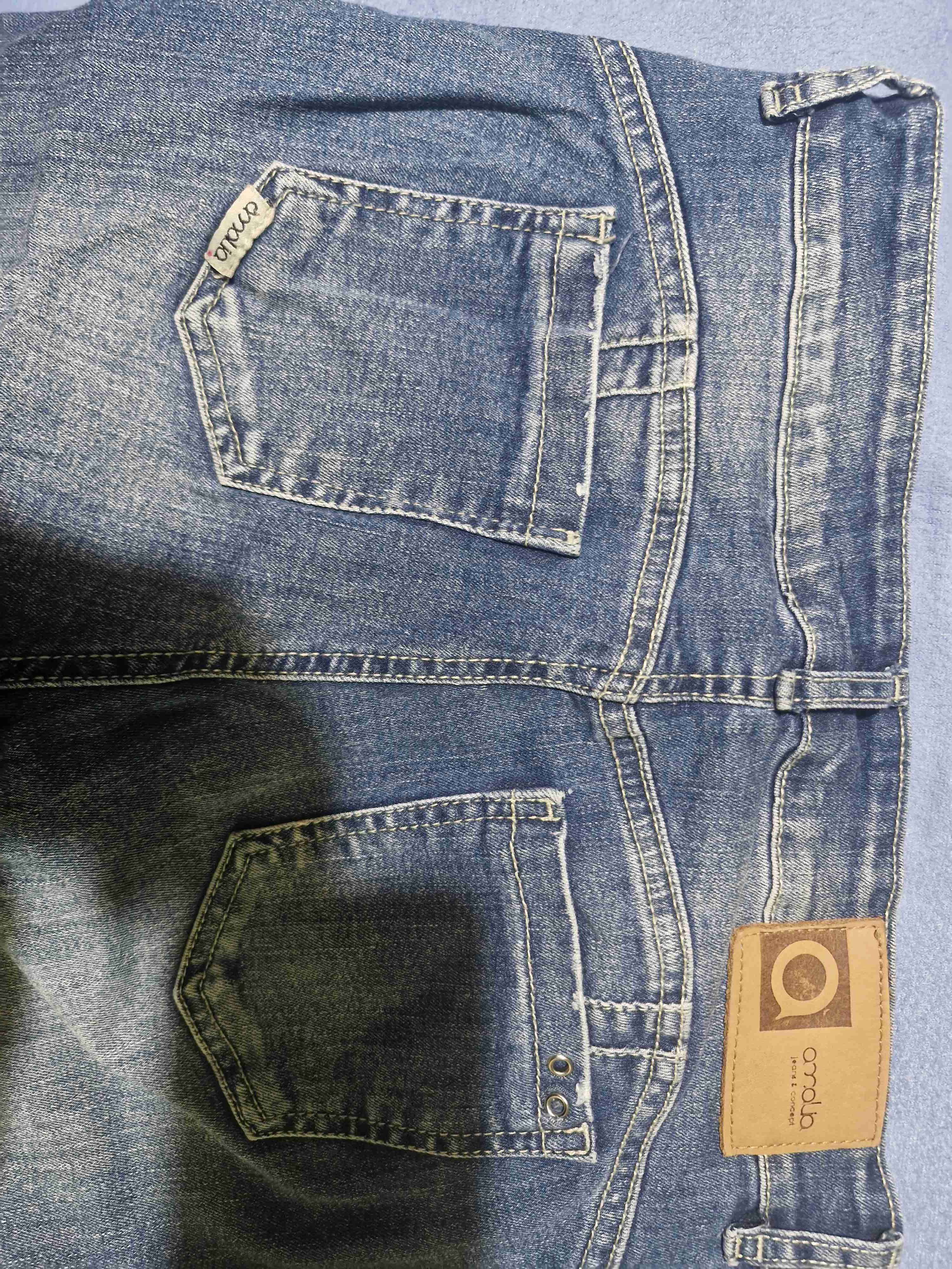 Jeans azules con detalles desgastados - 3