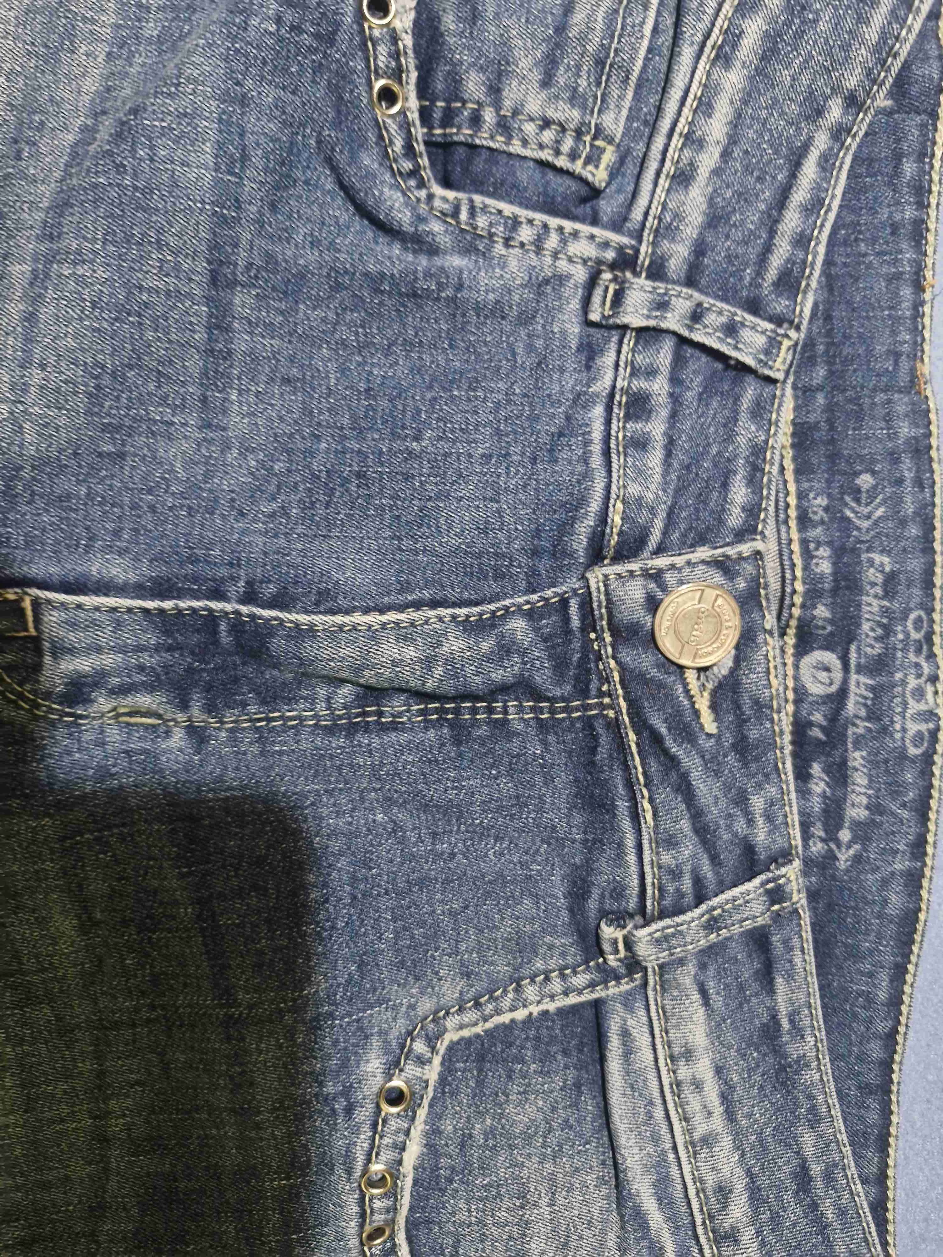 Jeans azules con detalles desgastados - 4