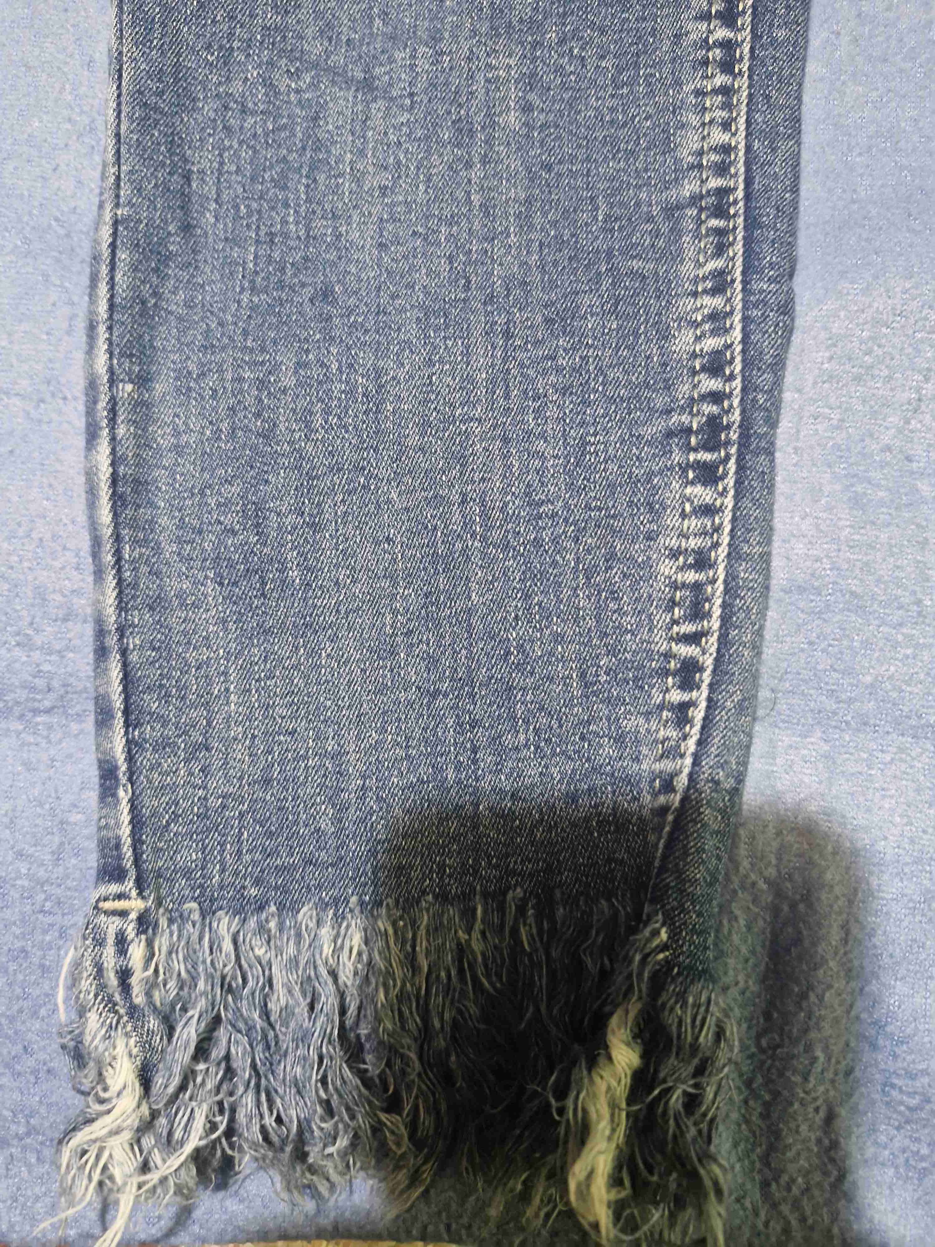 Jeans azules con detalles desgastados - 5