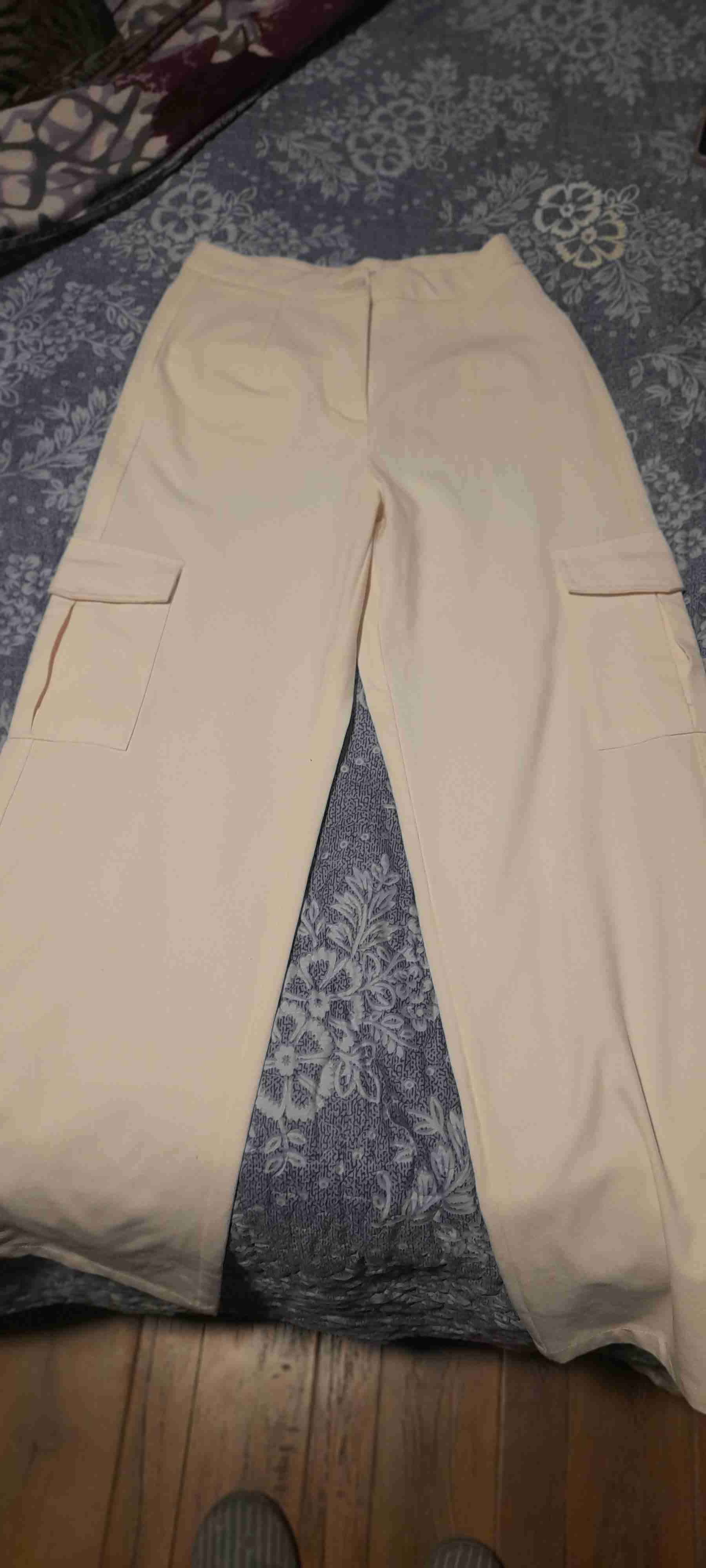 Pantalón beige con bolsillos - miniatura 1