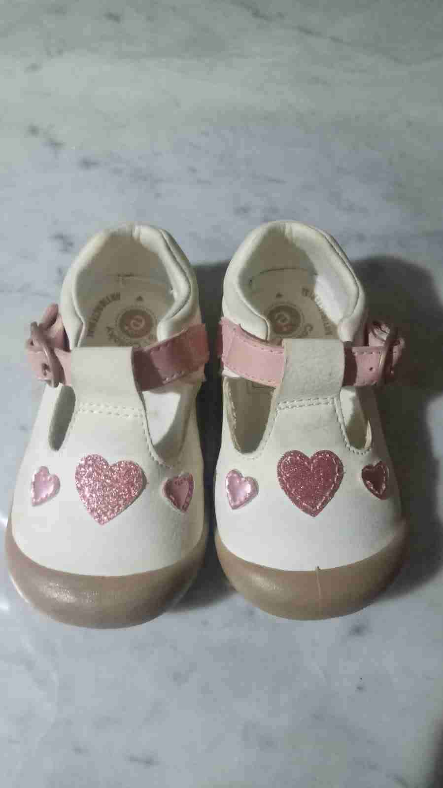 Zapatos de bebé con corazones colloky talla 19 - miniatura 1