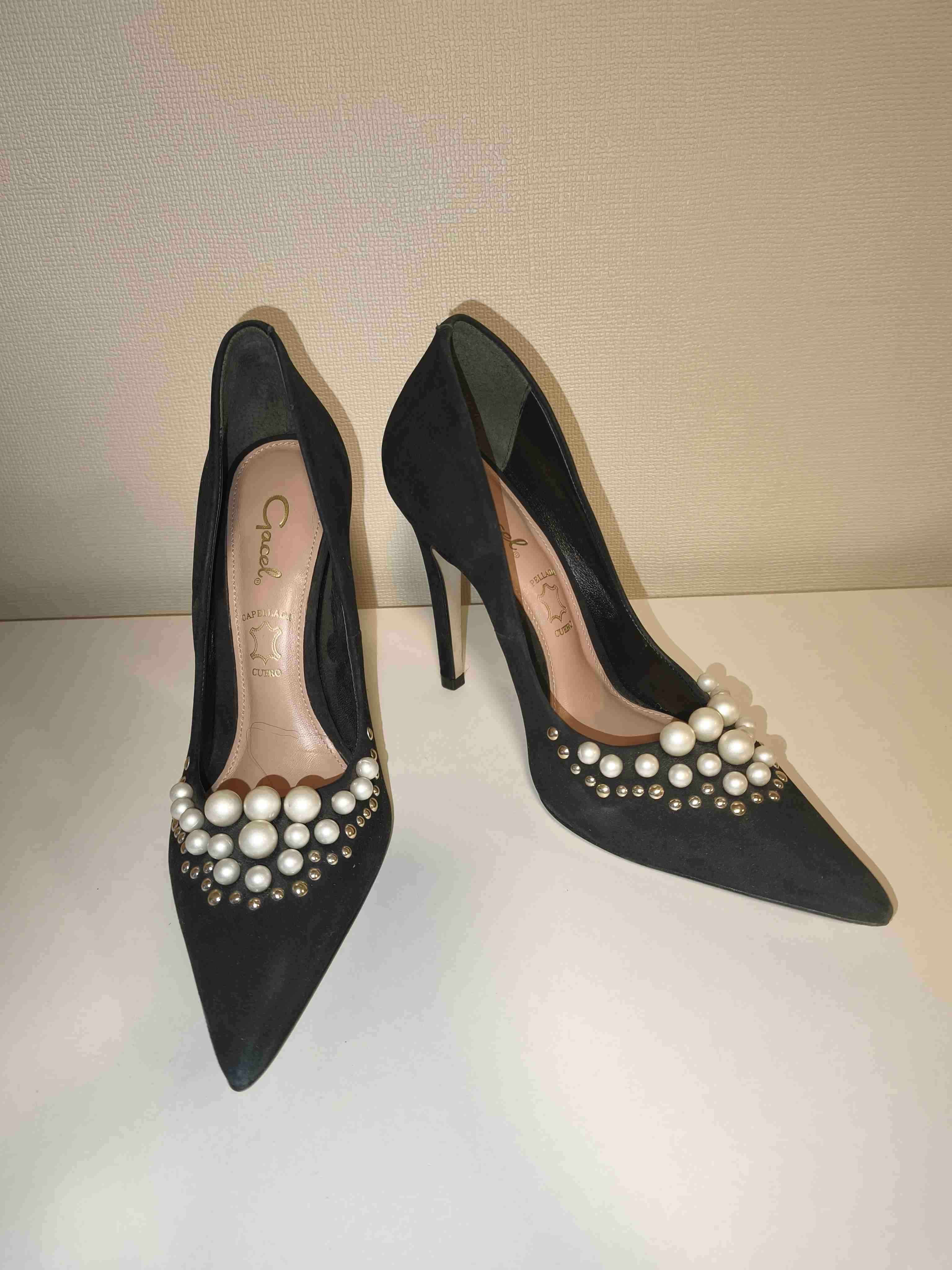 Tacones negros con perlas
