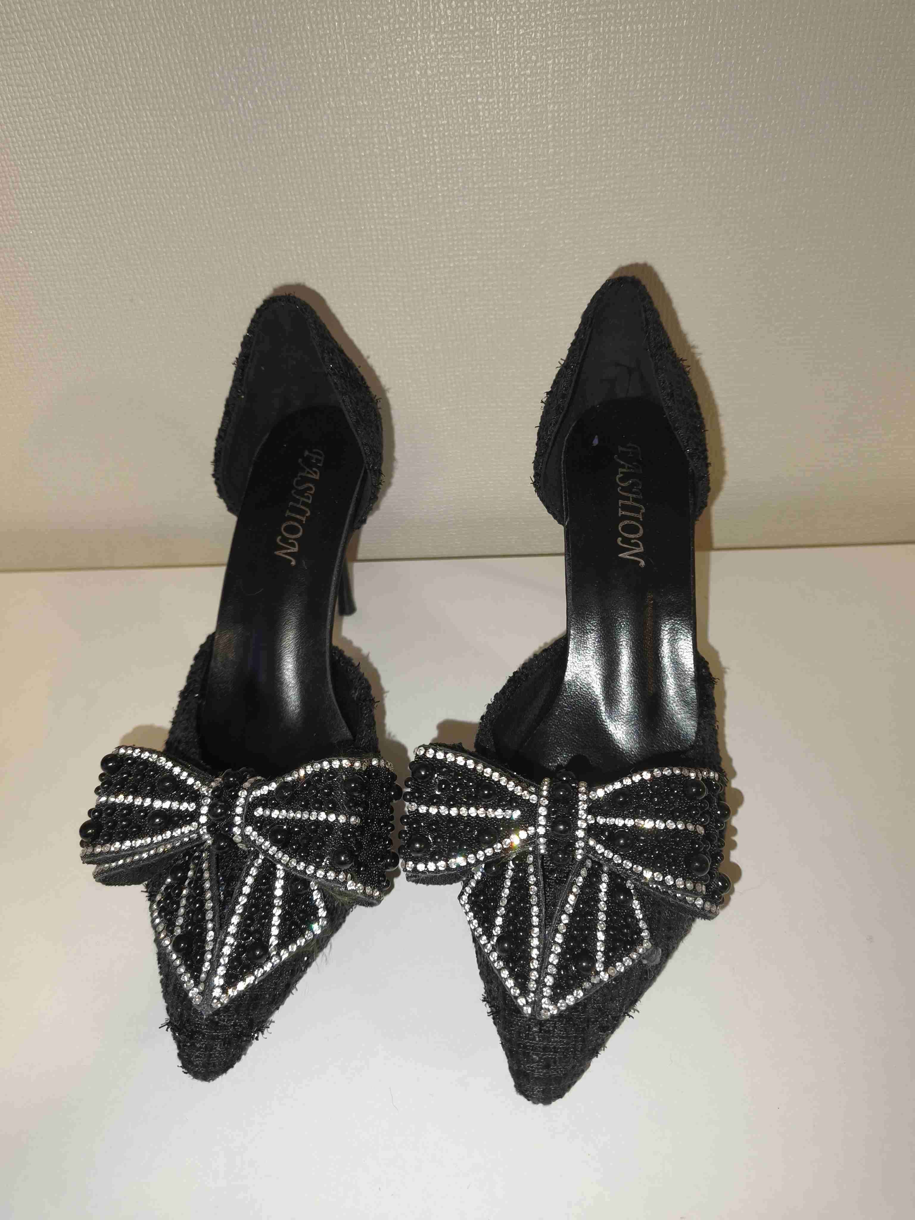 Tacones negros con moño brillantes