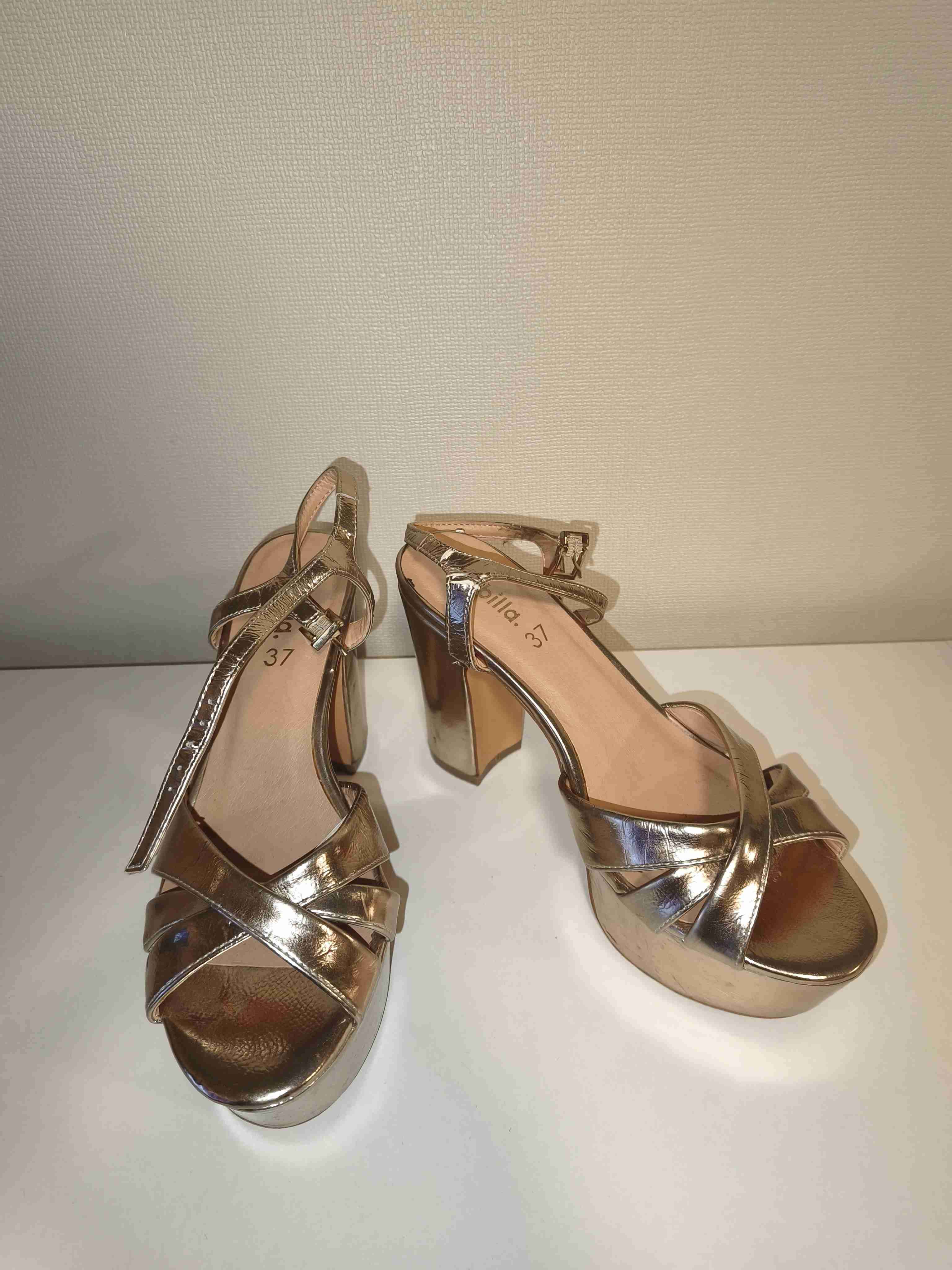 Sandalias doradas con tacón alto - miniatura 1