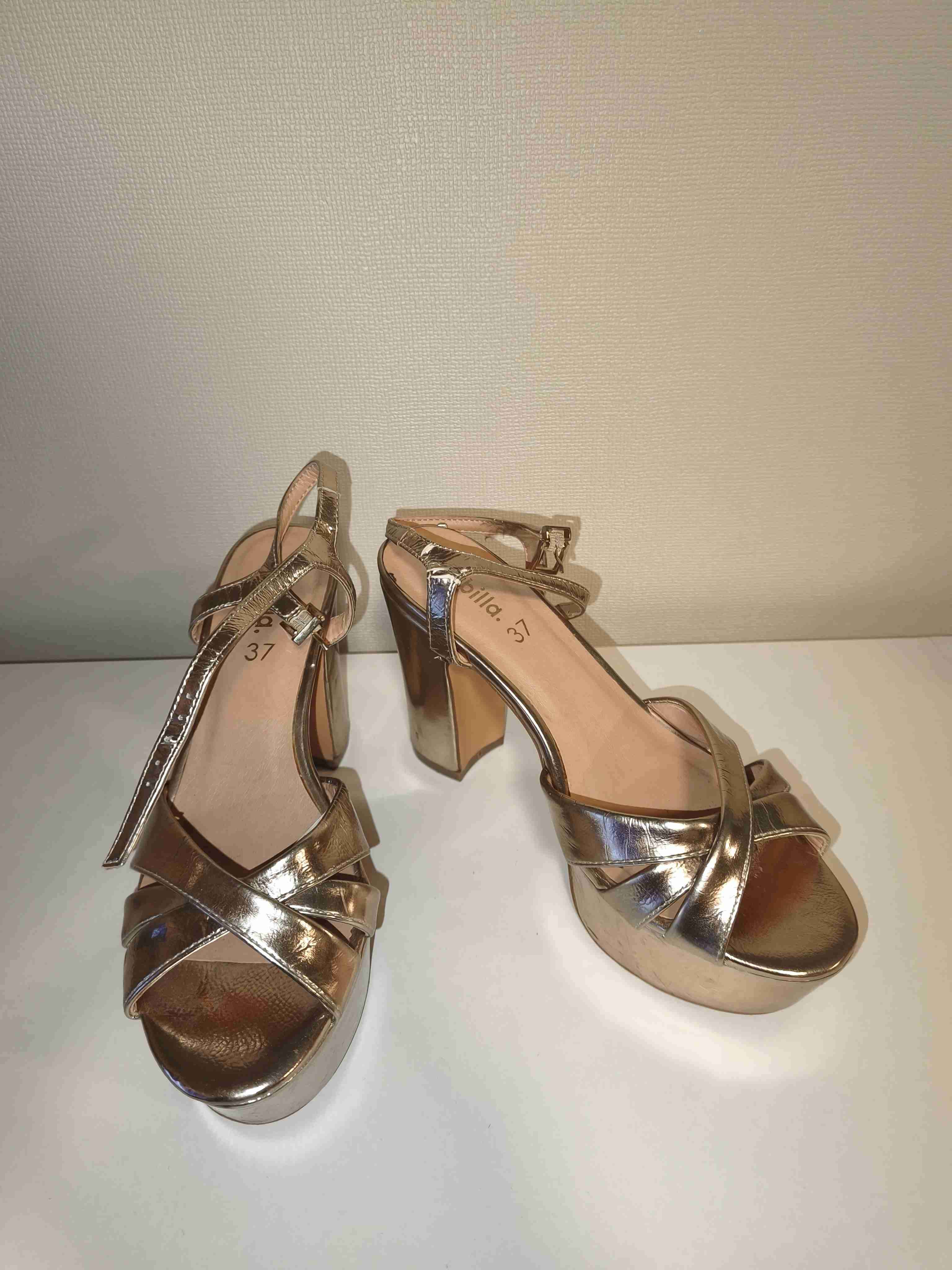 Sandalias doradas con tacón alto - miniatura 2