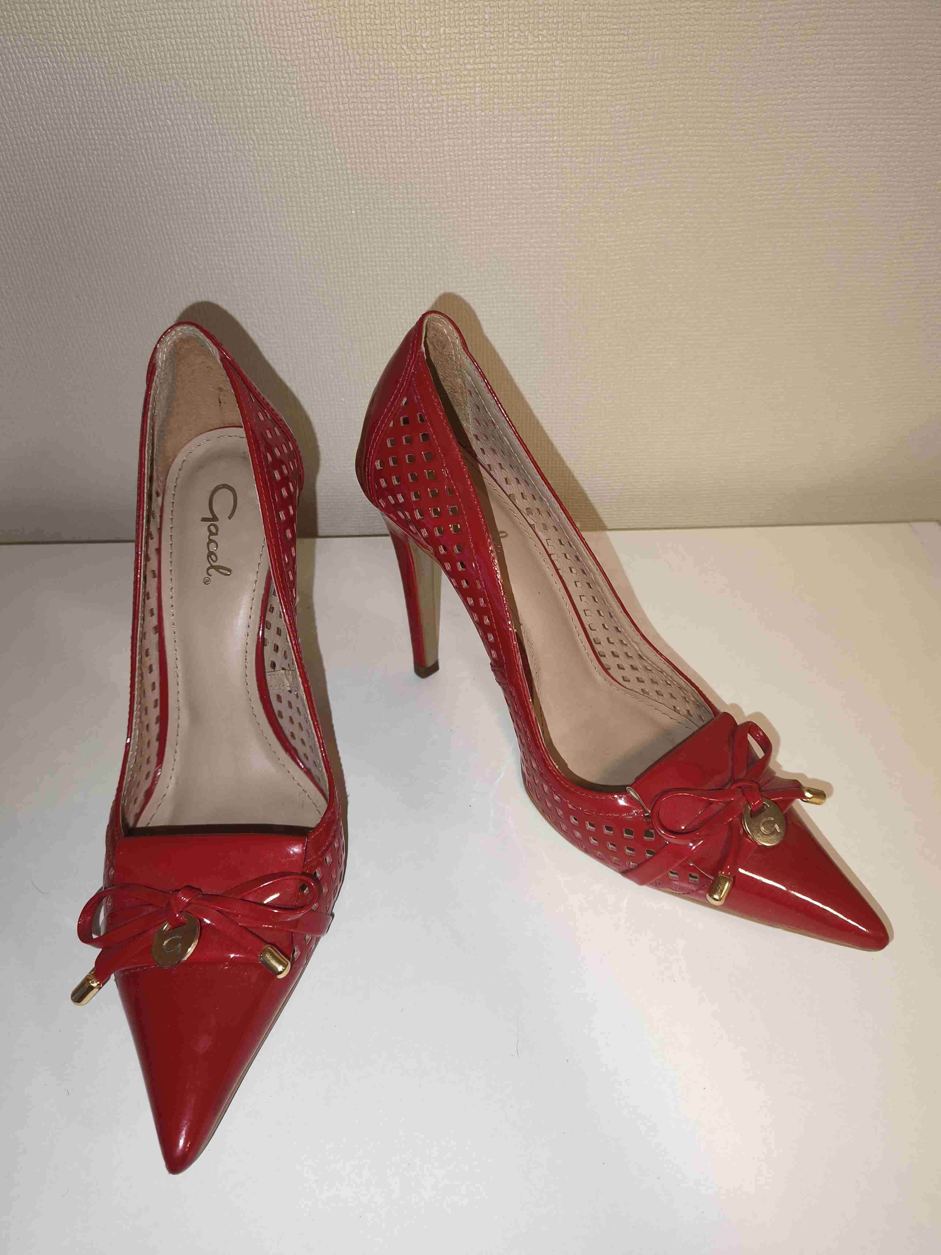 Zapatos de tacón rojos elegantes