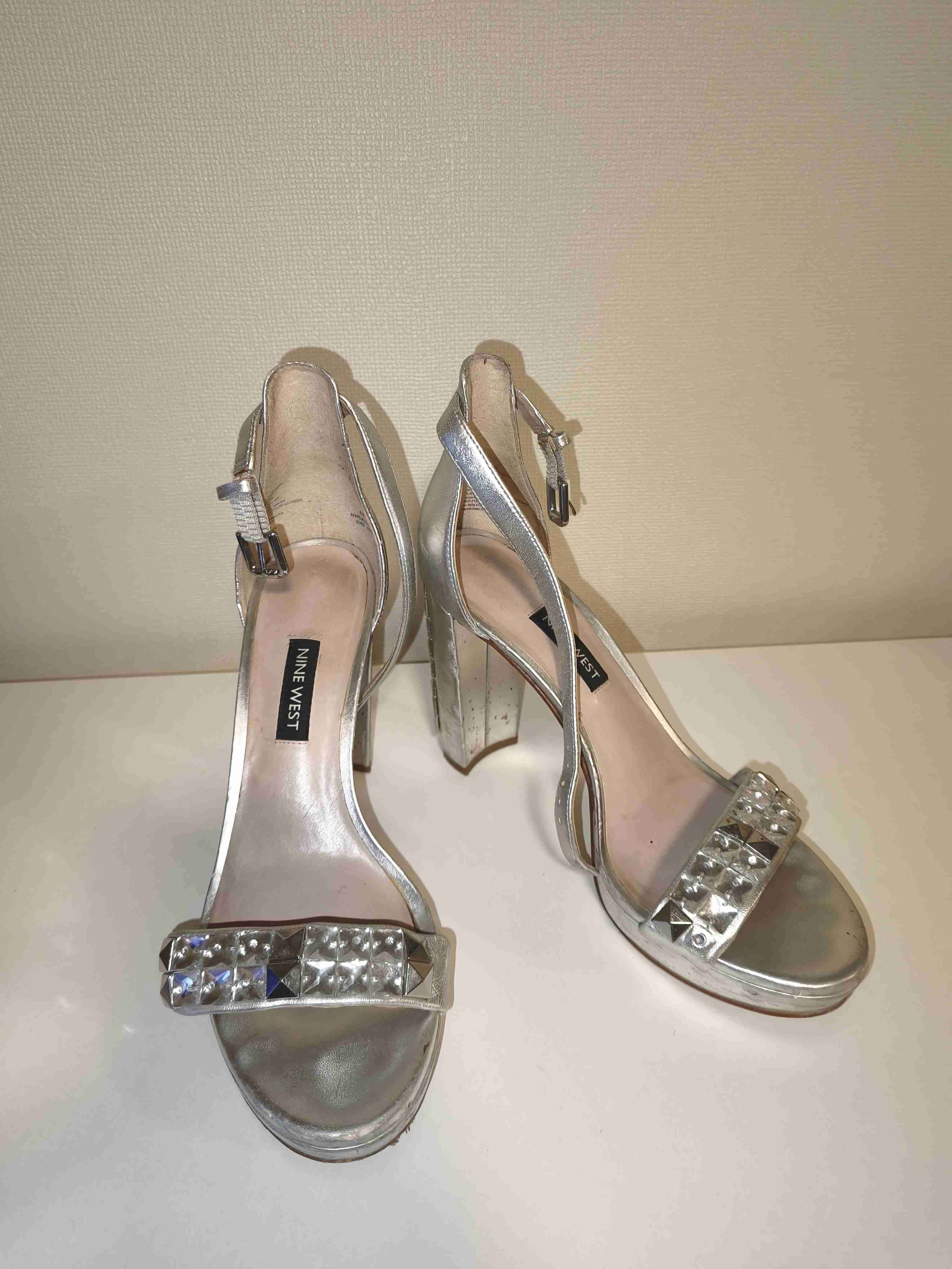 Sandalias plateadas Nine West