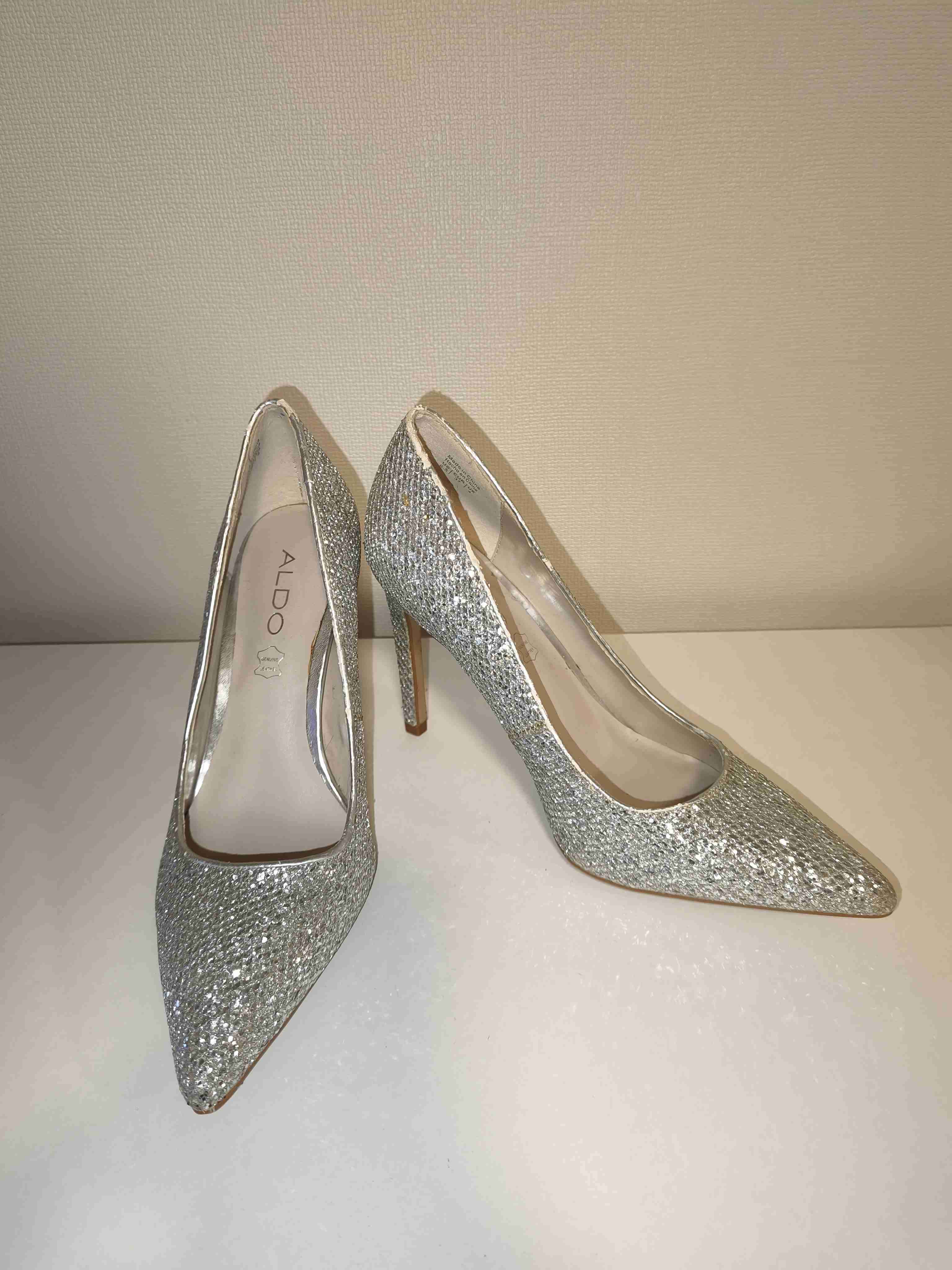 Zapatos de tacón plateados brillantes