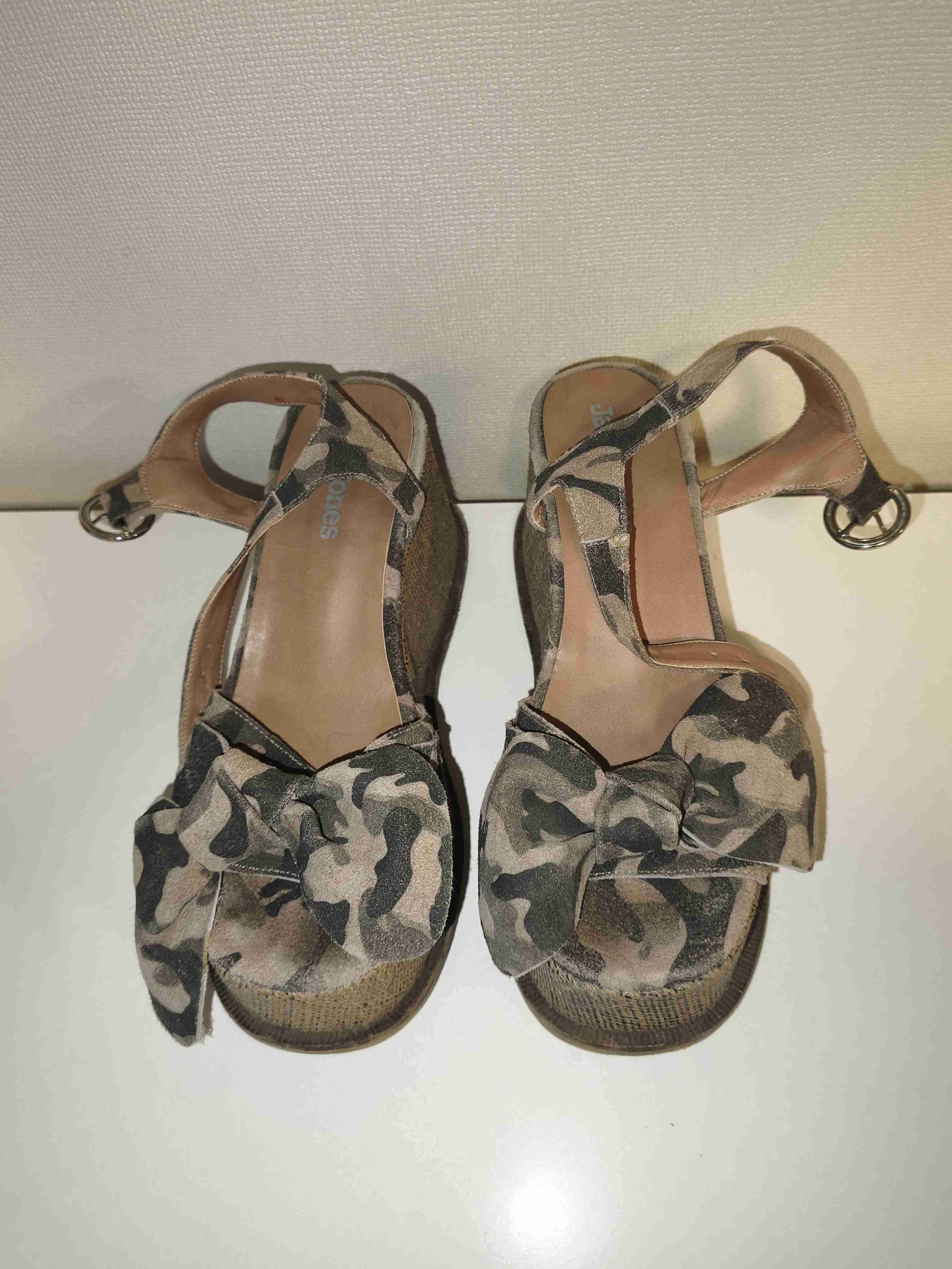 Sandalias camufladas con lazo