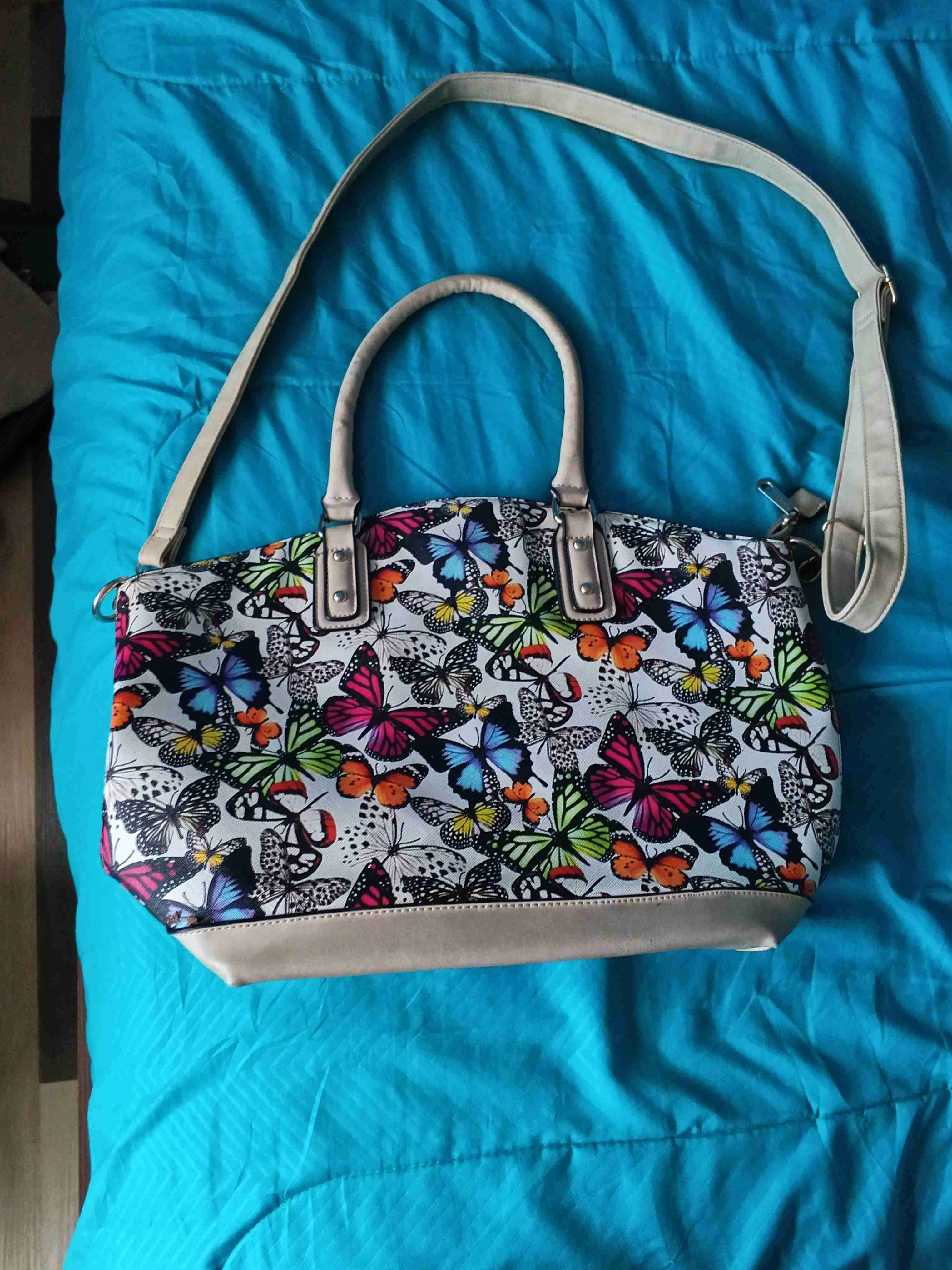 Cartera con diseño de mariposas