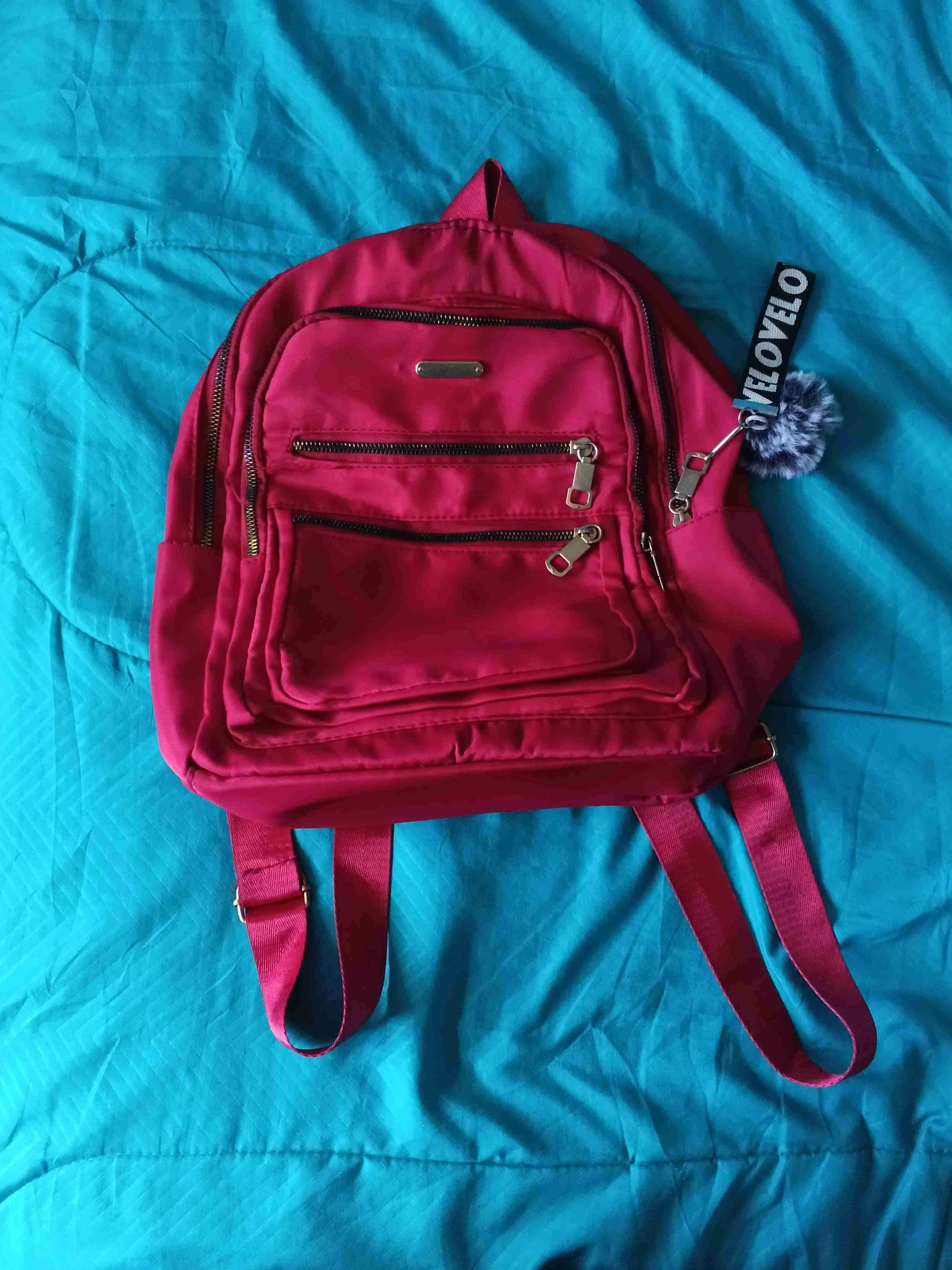 Mochila rosa con múltiples bolsillos