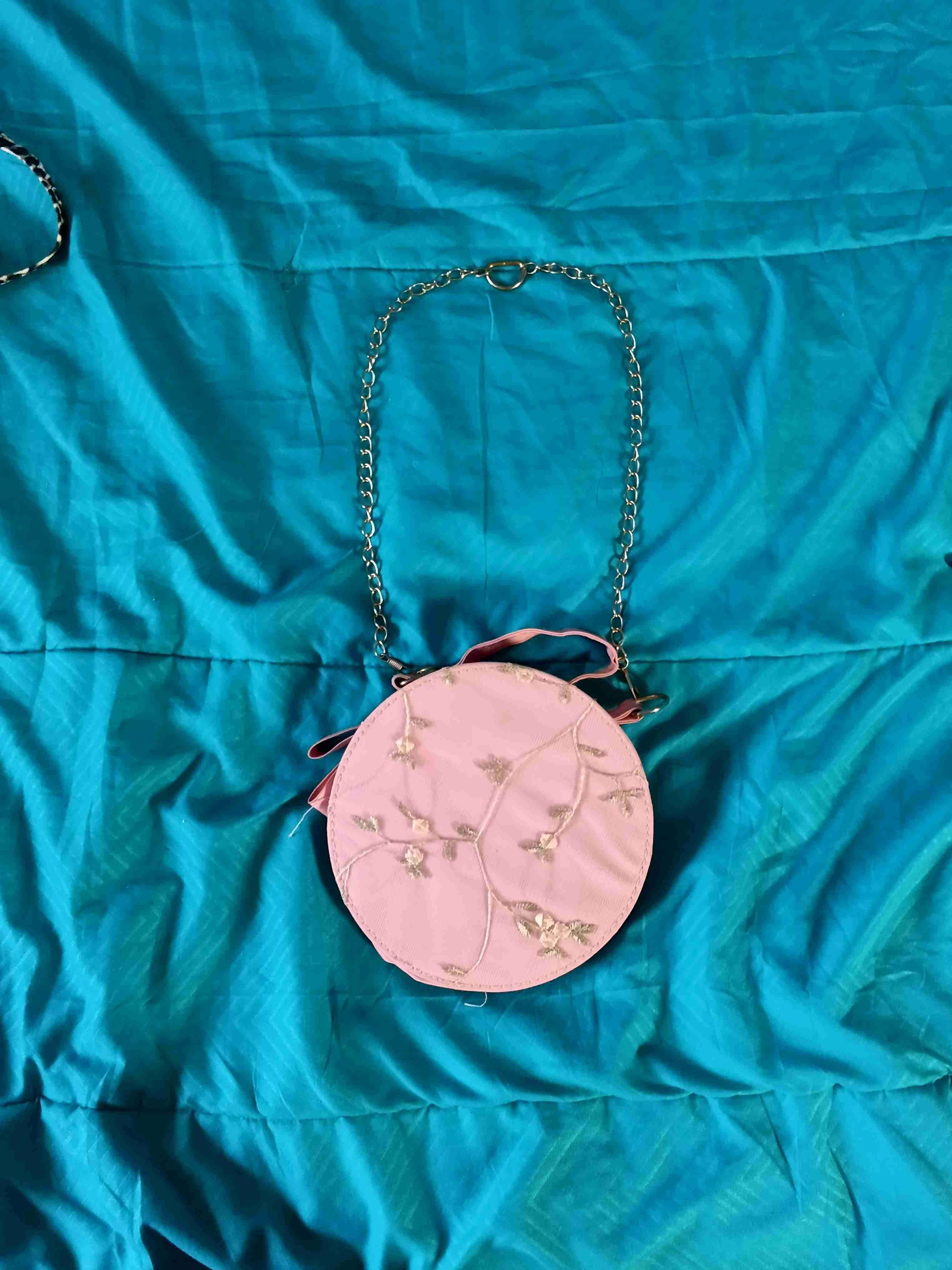 Cartera redonda rosada con cadena