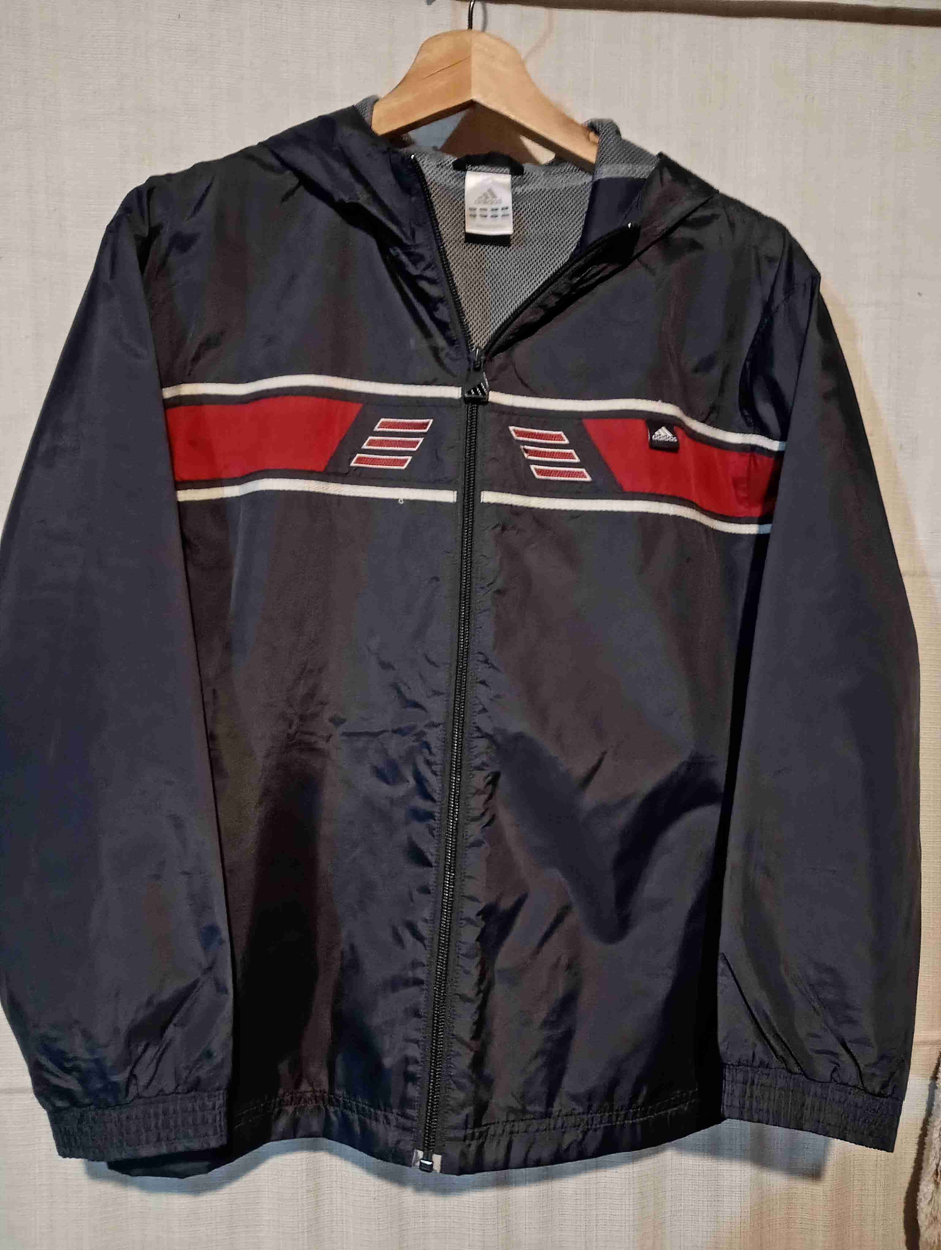 Chaqueta cortaviento azul y roja