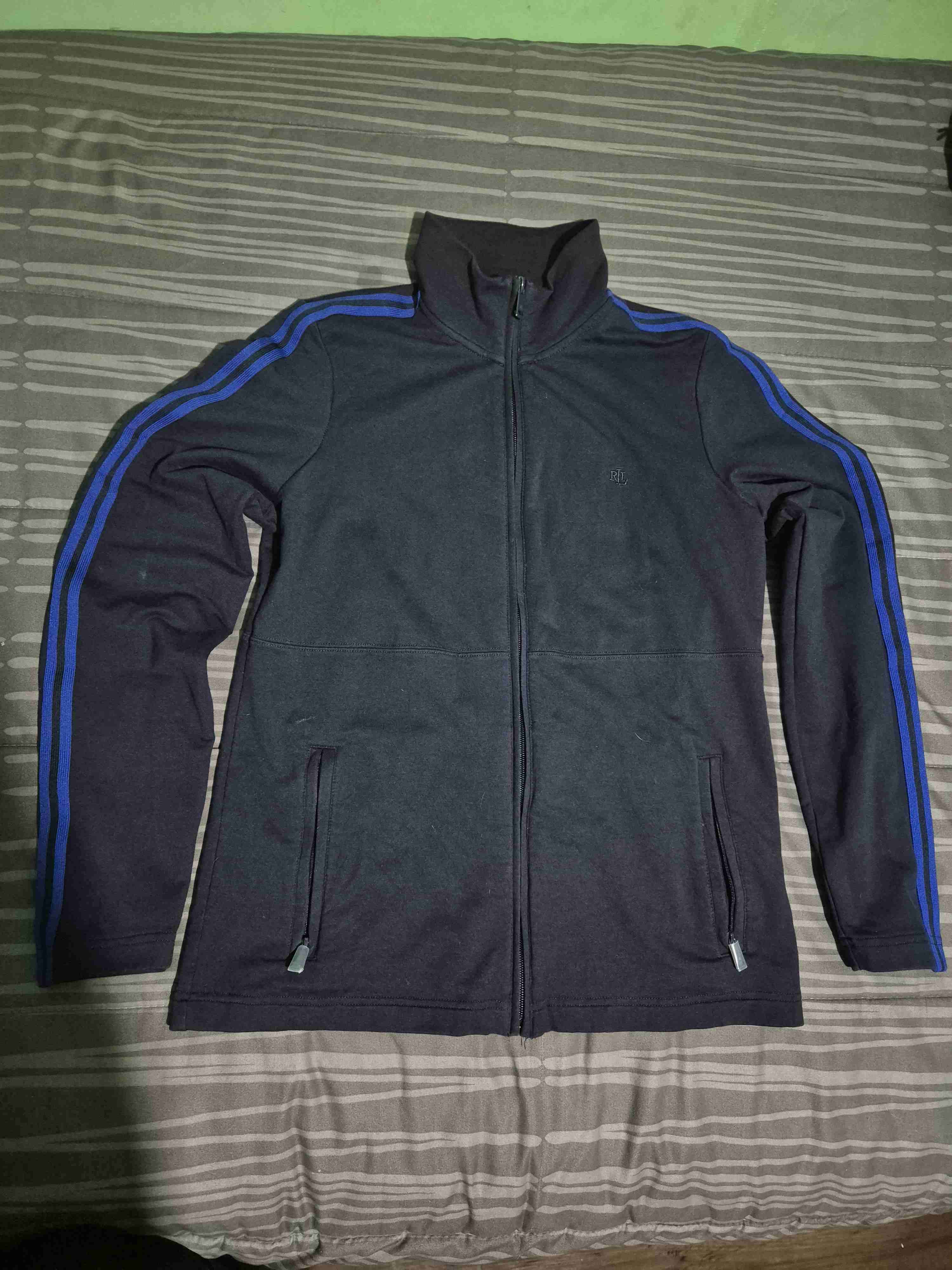 Poleron deportivo azul oscuro con líneas azules - miniatura 1