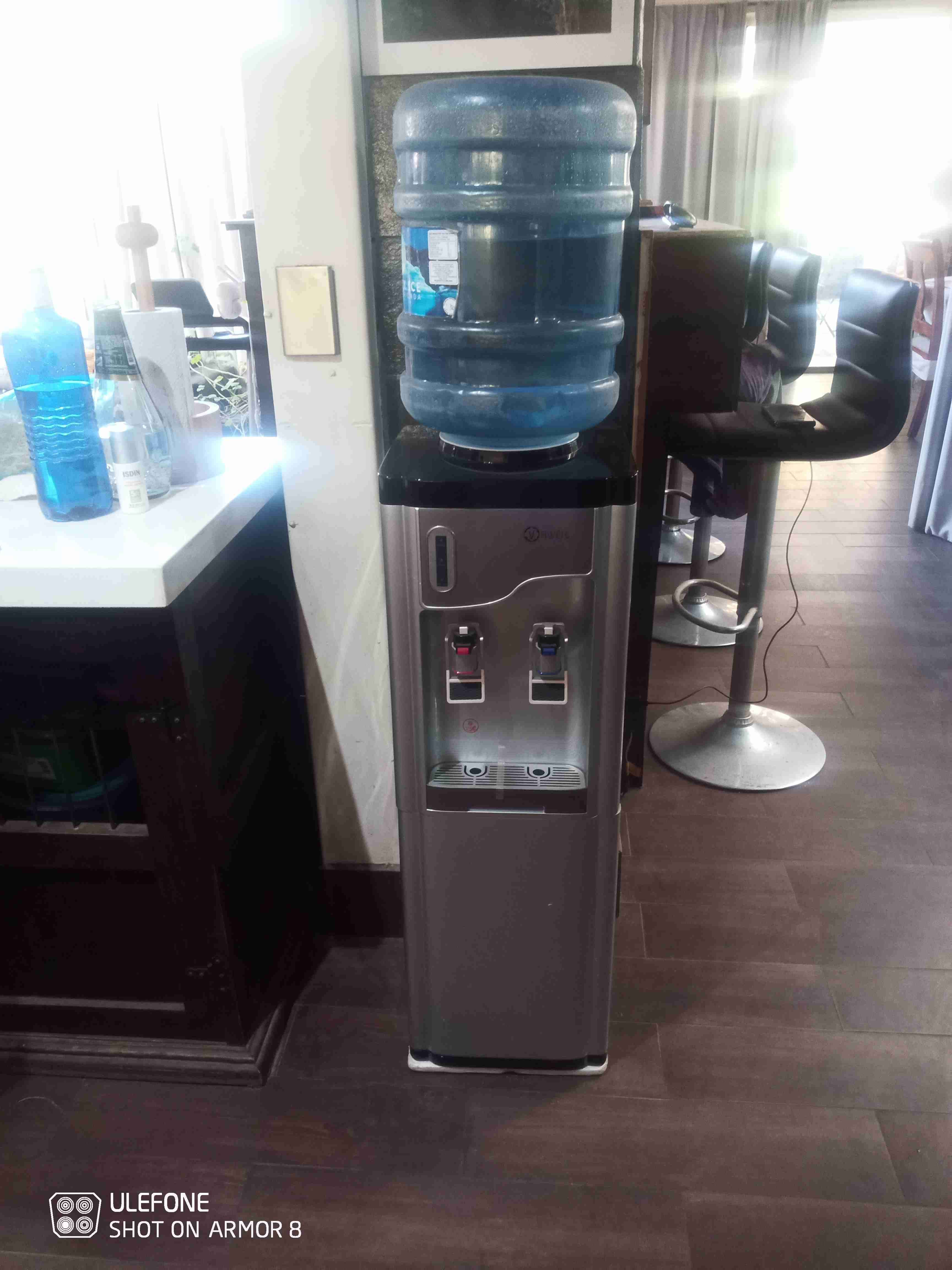 Dispensador de agua con botellón - miniatura 1