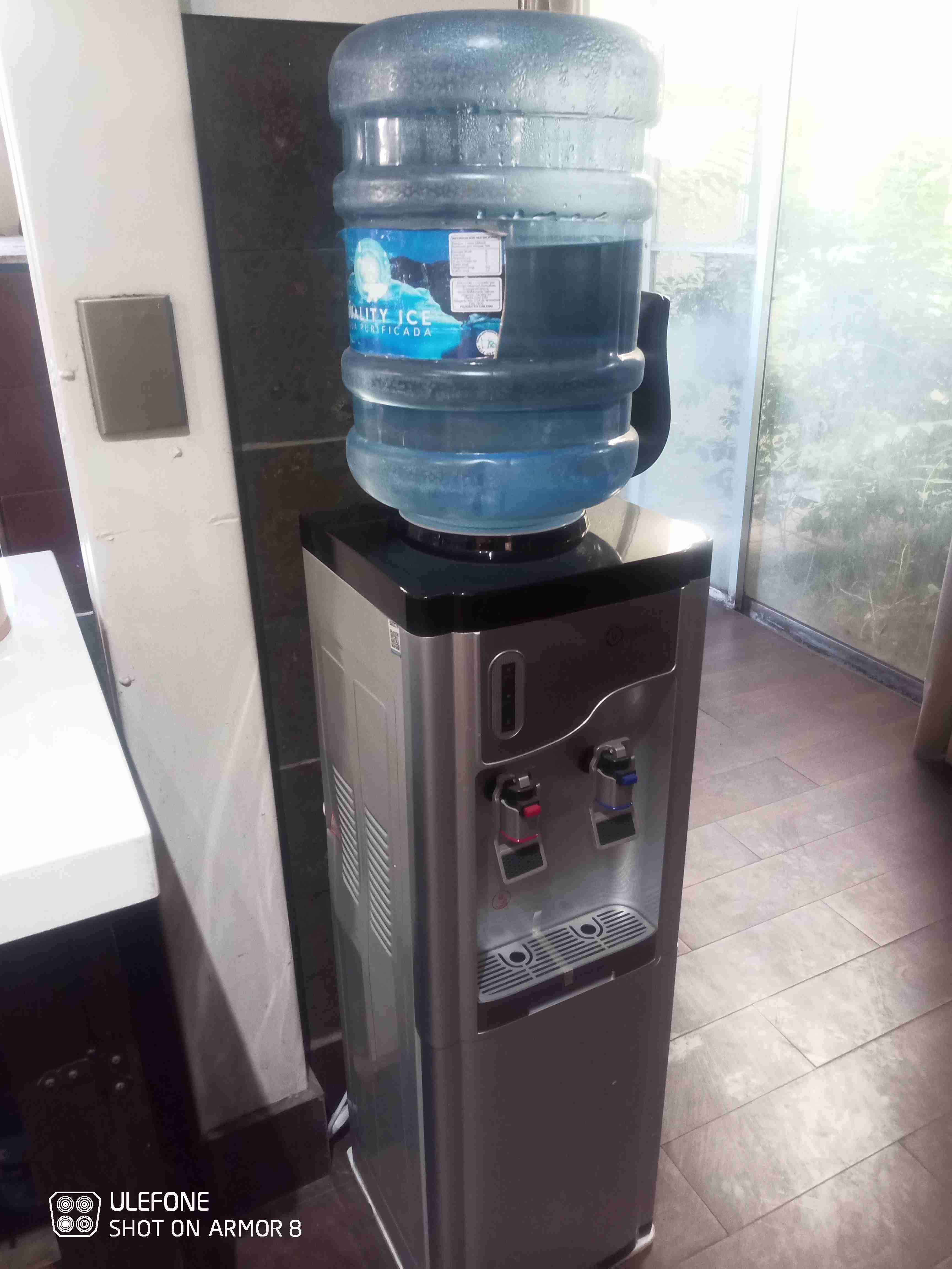 Dispensador de agua con botellón - miniatura 2