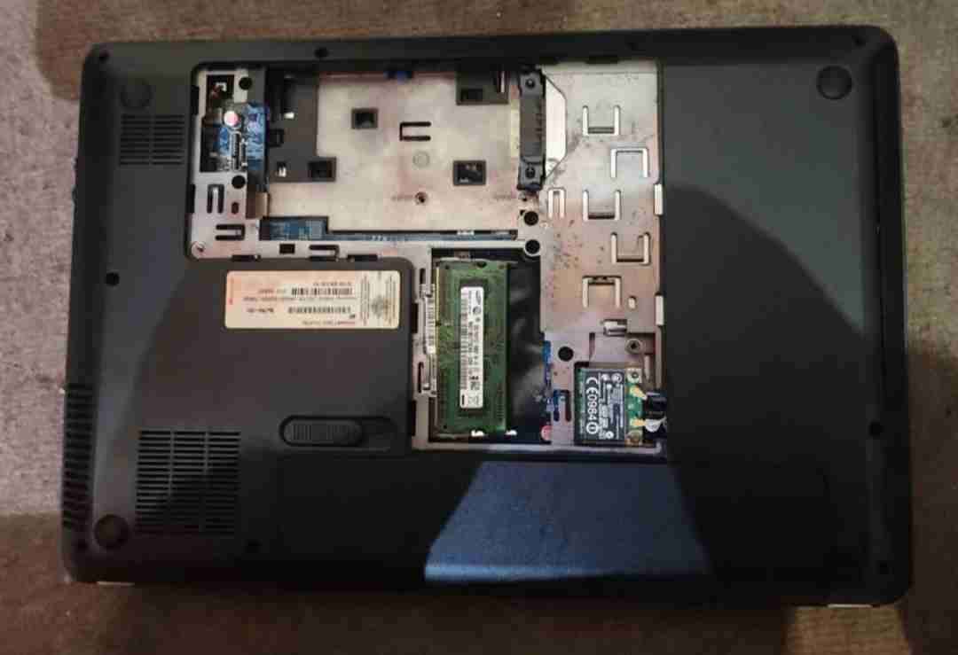 Laptop HP usada gris - miniatura 2