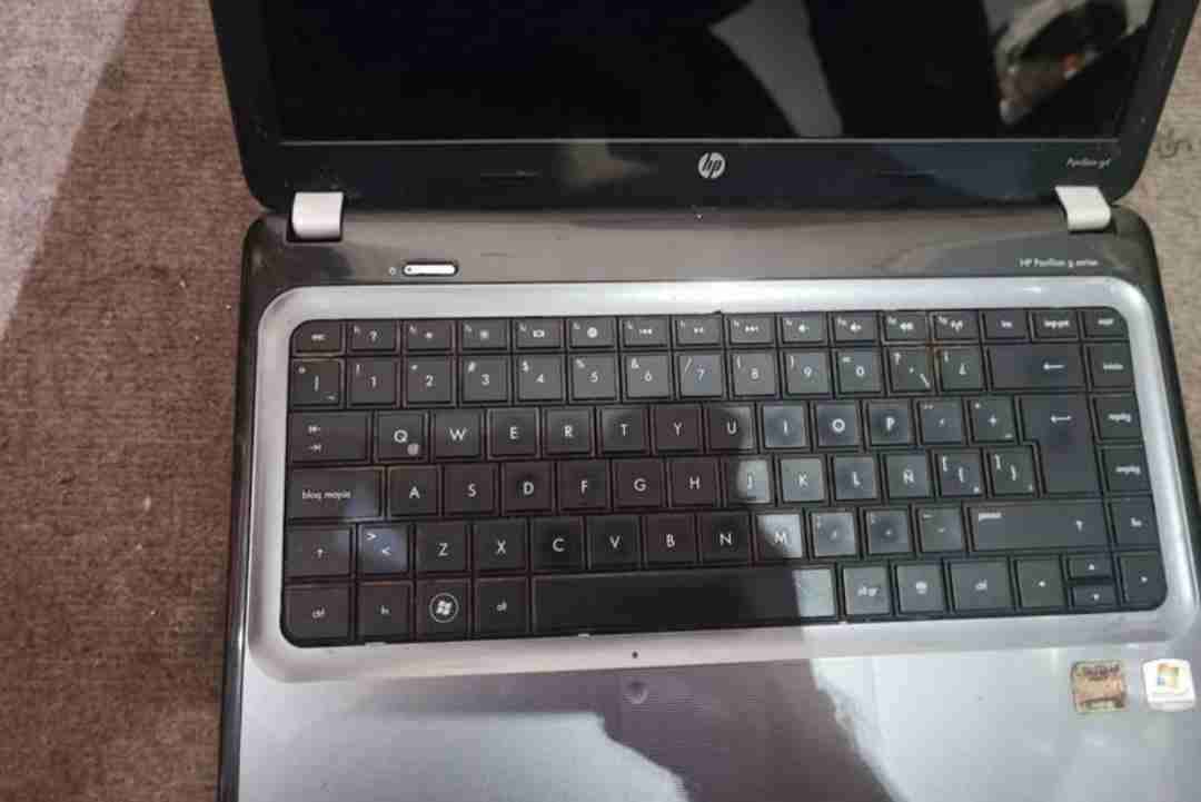 Laptop HP usada gris - miniatura 3